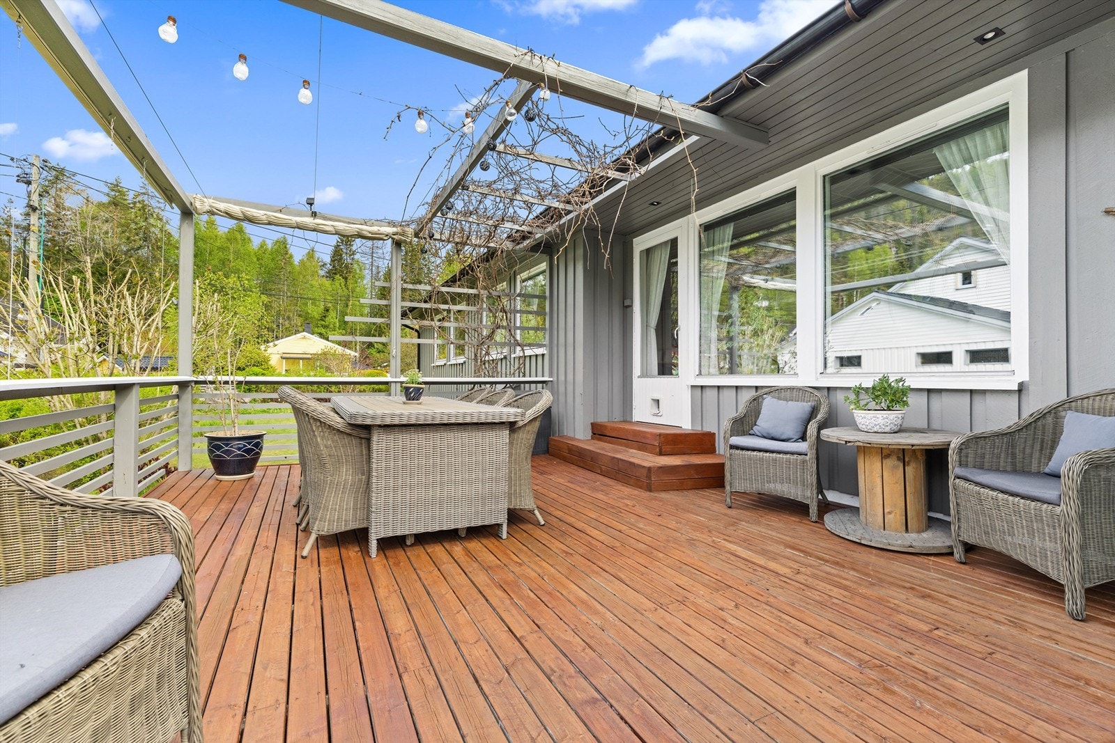 Vestvendt terrasse med adkomst fra stue, koselig pergola som har fin utrekkbar duk som skygger for sola og krypplante som blir grønn til sommeren Galleribilde