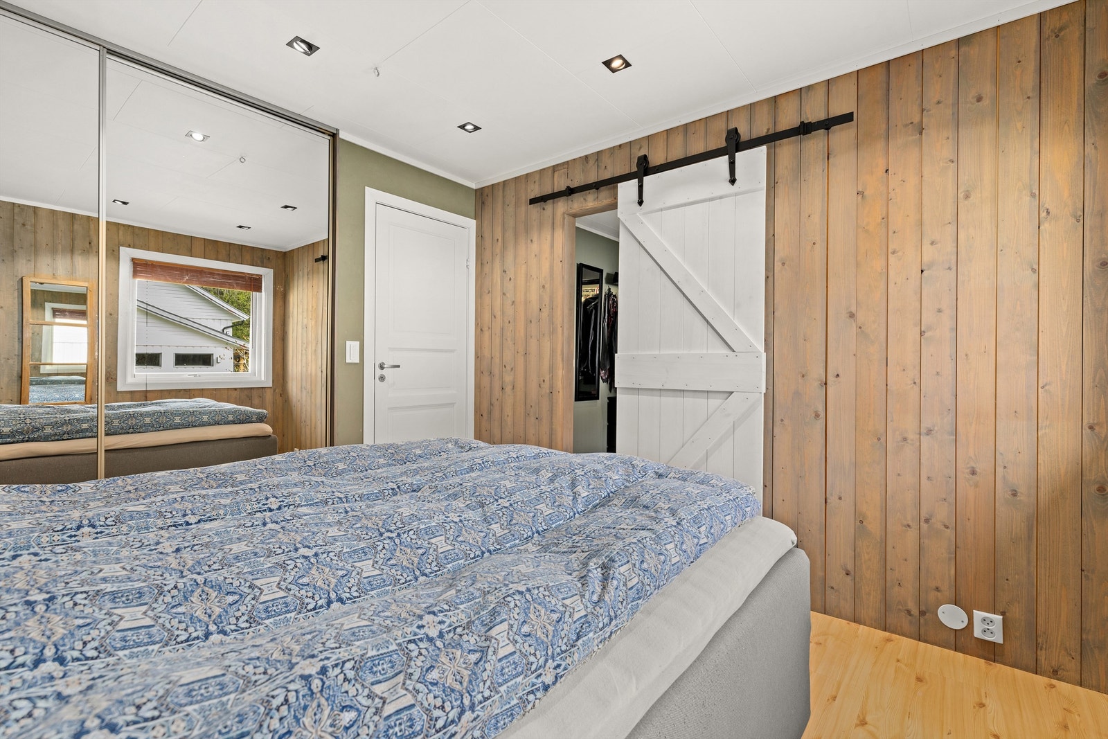 Praktisk skyvedør til omkledningsrommet, det er også montert en fin skyvedørsgarderobe med god oppbevaringsplass i hovedsoverommet Galleribilde