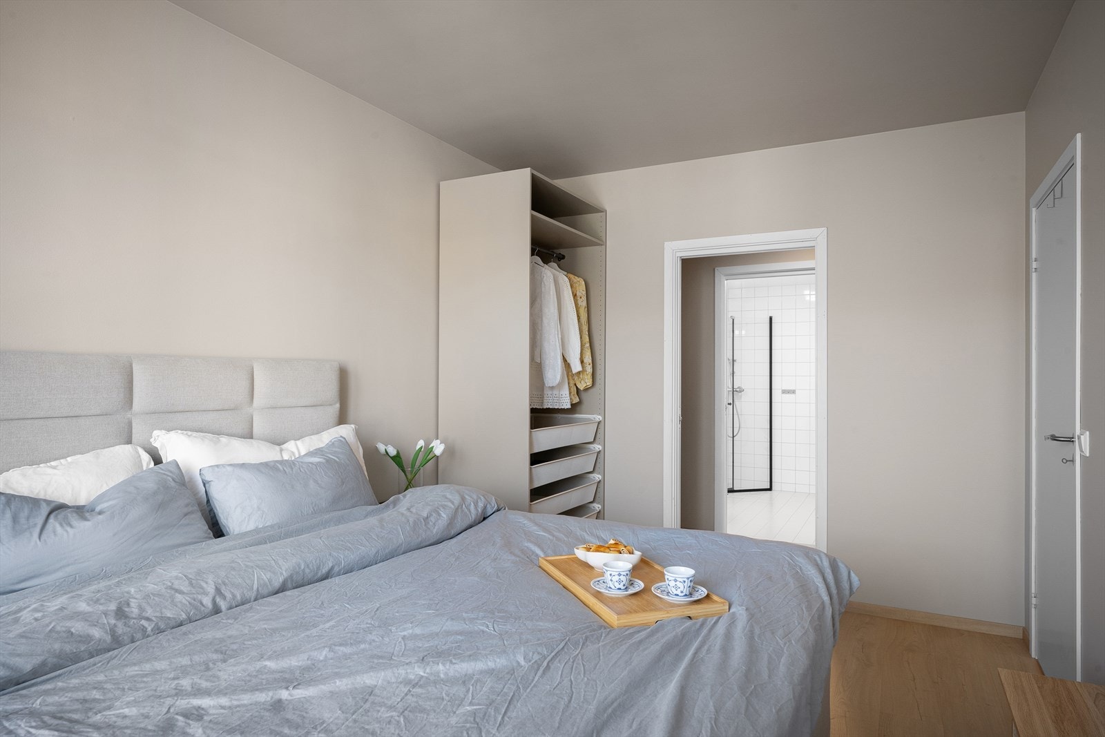 Rommet er praktisk innredet med god plass til oppbevaring. Adkomst til badet gjennom bod/garderobe. Galleribilde
