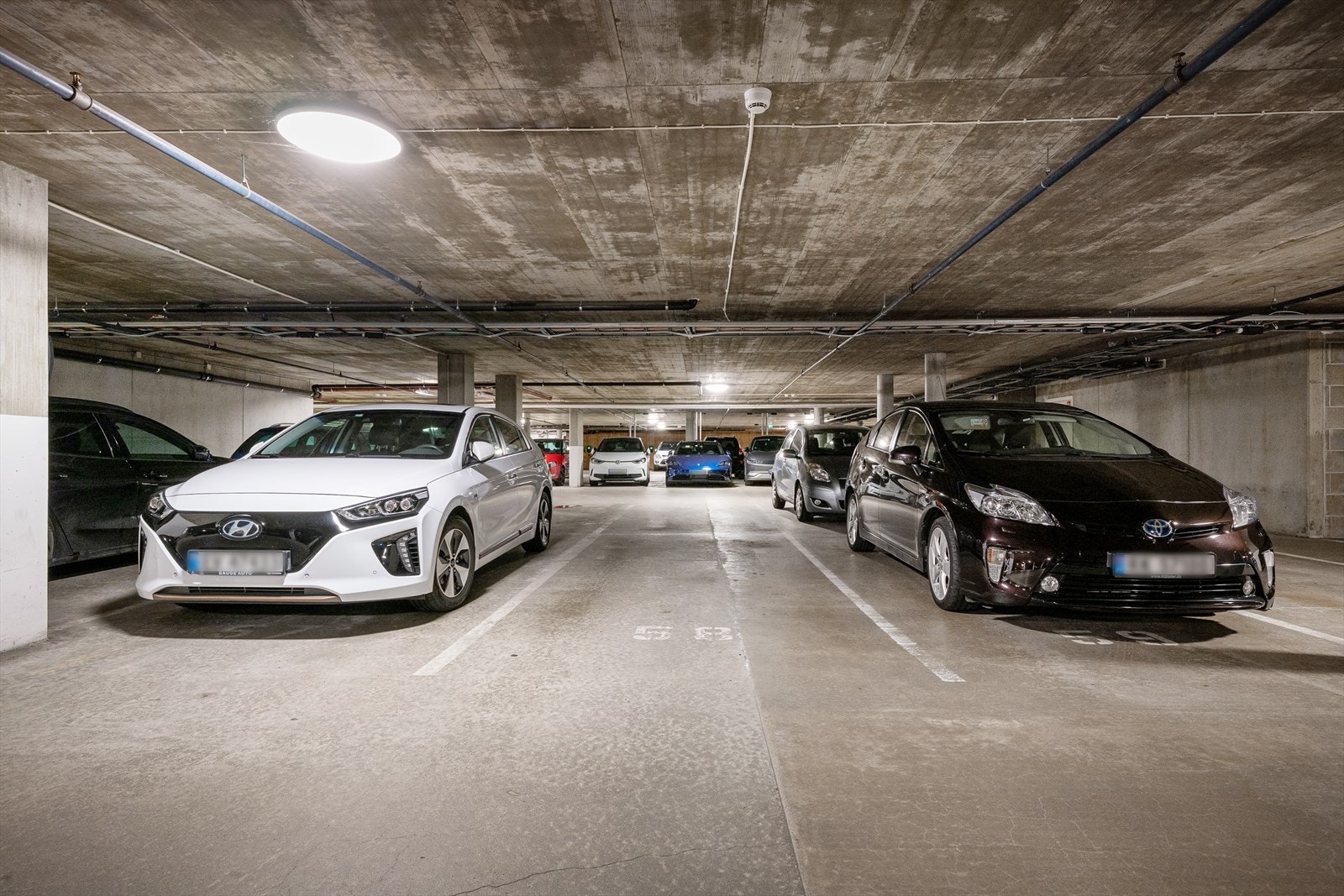 Bygget har felles parkeringsanlegg i kjelleren. Leiligheten disponerer også en ekstern bod på ca. 6 m². Galleribilde