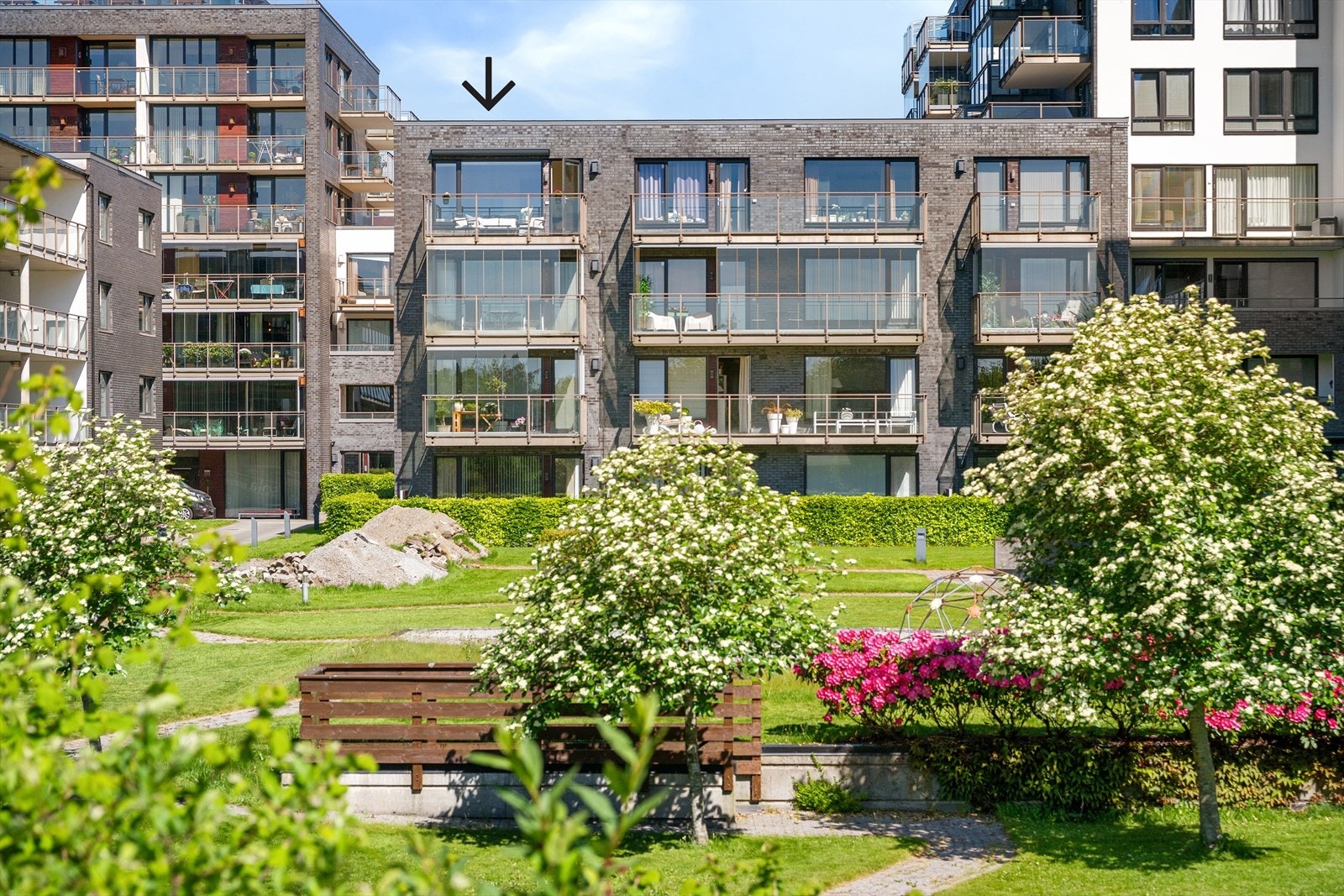 Leiligheten ligger på toppen og i enden av blokken. Galleribilde