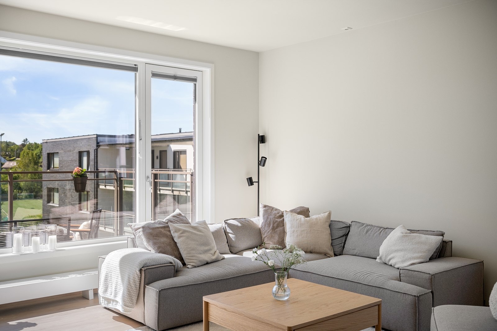 Direkte utgang til balkongen fra stuen visker ut skillet mellom inne og ute på varme dager. Galleribilde