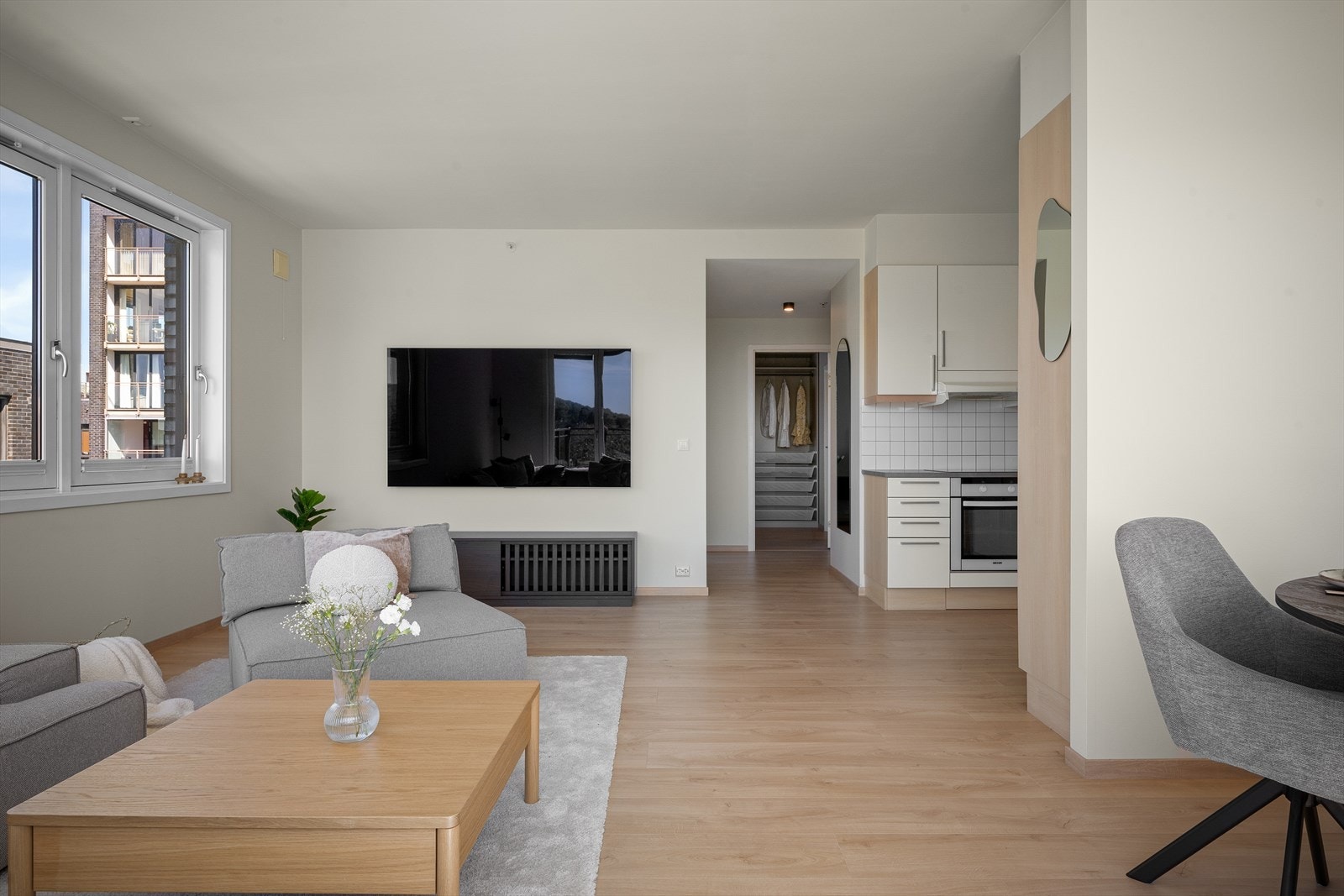 Leiligheten har en åpen og sosial planløsning. I 2024 ble det lagt nytt laminatgulv og alle vegger ble malt. Galleribilde