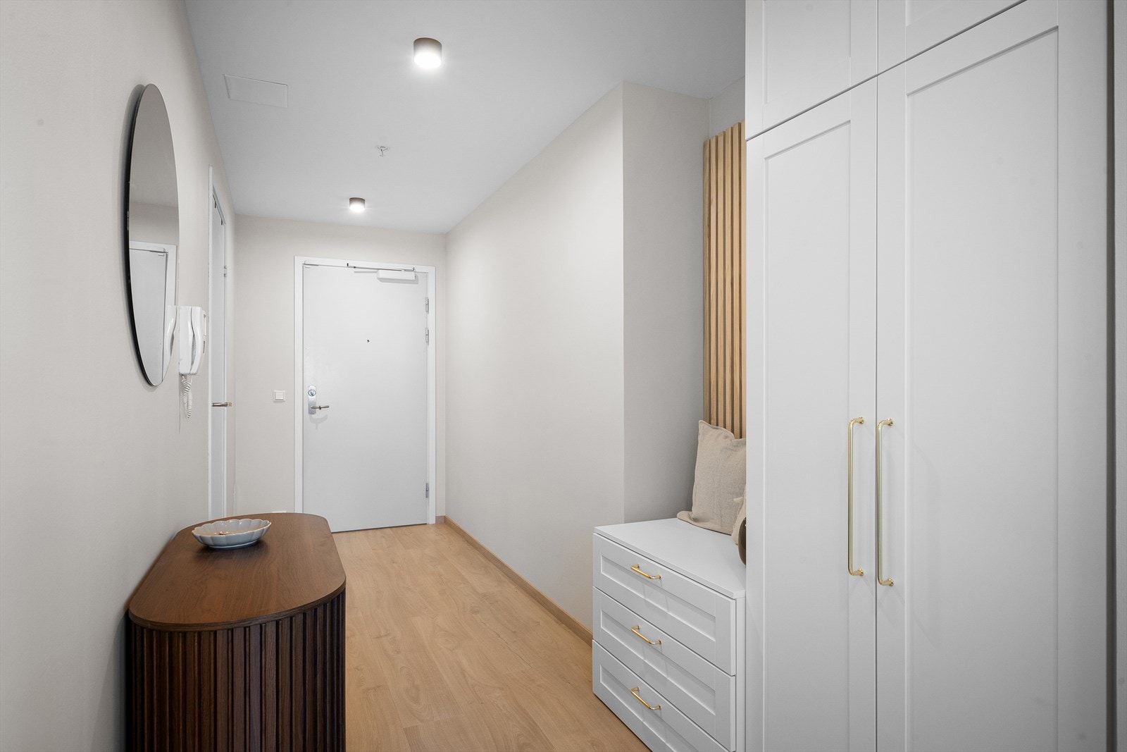 Entréen ønsker velkommen inn og har god plass til oppbevaring av yttertøy og sko. Galleribilde