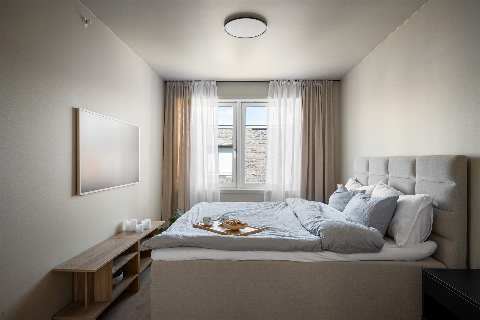 Soverom med malte flater og laminatgulv. Galleribilde