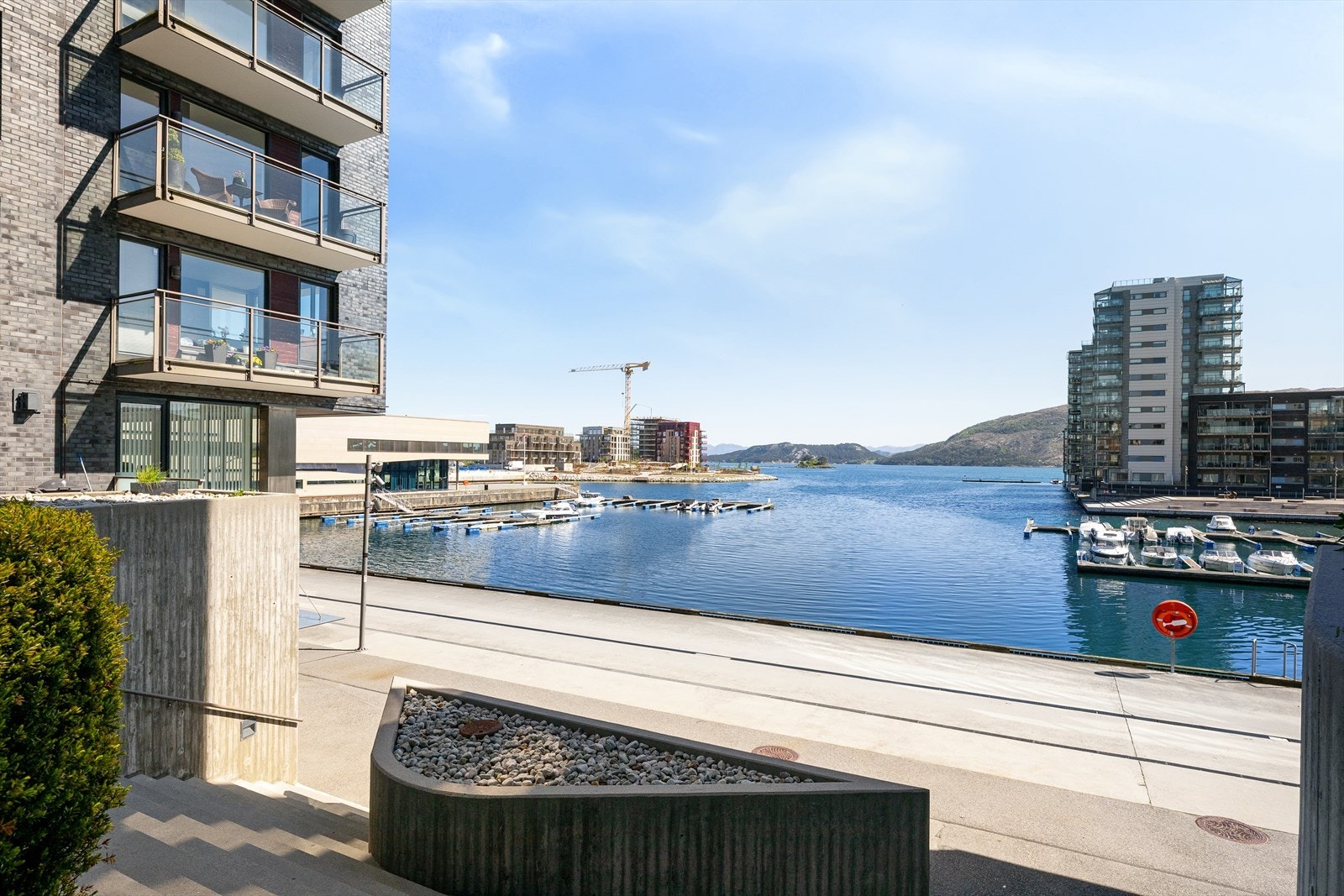 Beliggenheten i Jåttåvågen gir umiddelbar nærhet til sjøen og maritime omgivelser Galleribilde