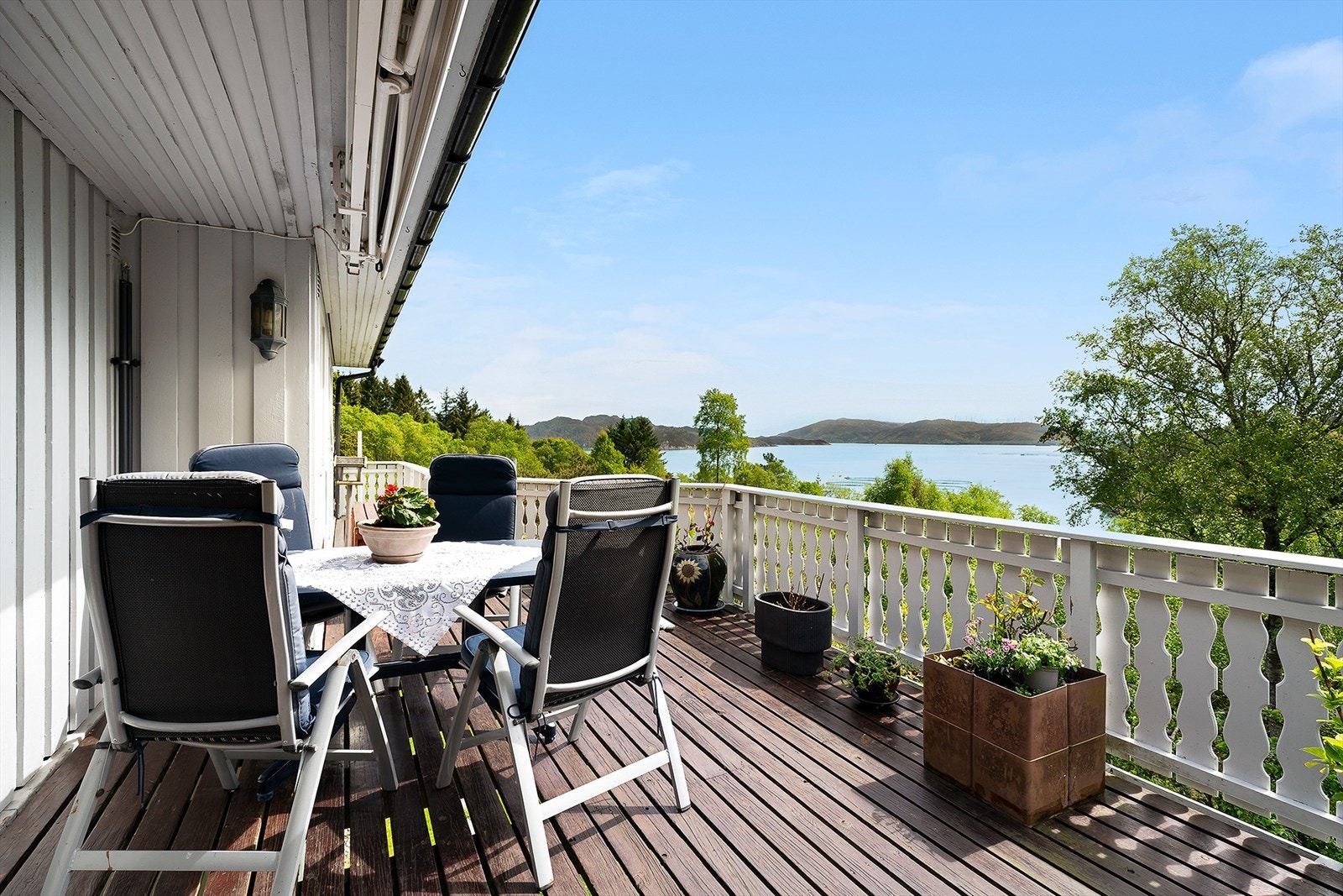 Terrassen er en av boligens flere uteplasser og gir flott utsyn over landskapet. Galleribilde