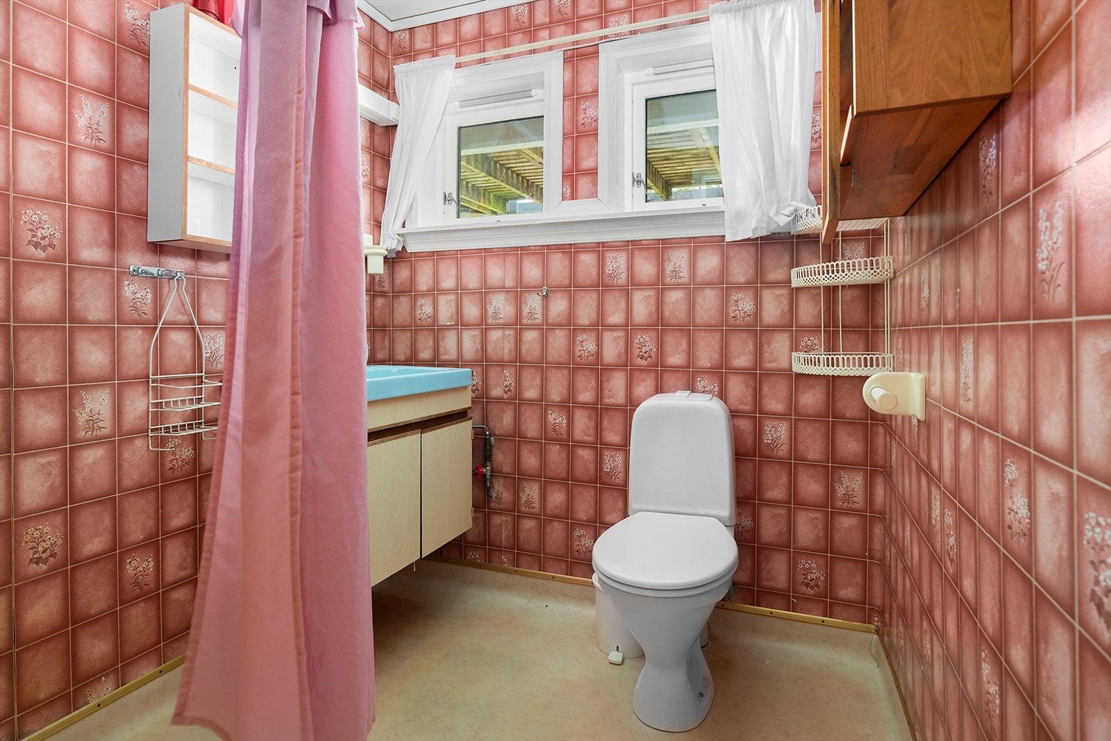 Badet i underetasjen har belegg på gulv, våtromstapet på vegg og toalett. Galleribilde