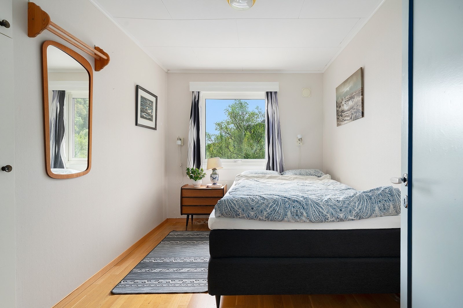 Overflatene i boligen består av blant annet parkett, laminat, panel og malte plater. Galleribilde