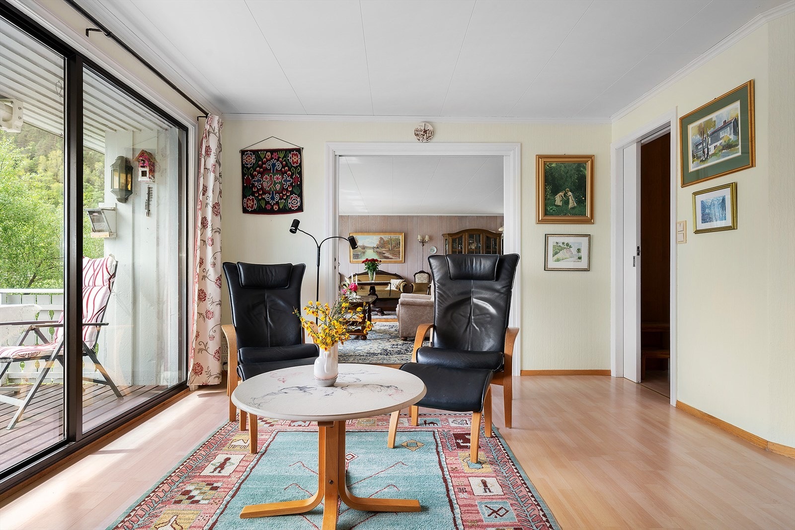 Terrassen er delvis overbygget og har god plass til en sittegruppe. Galleribilde