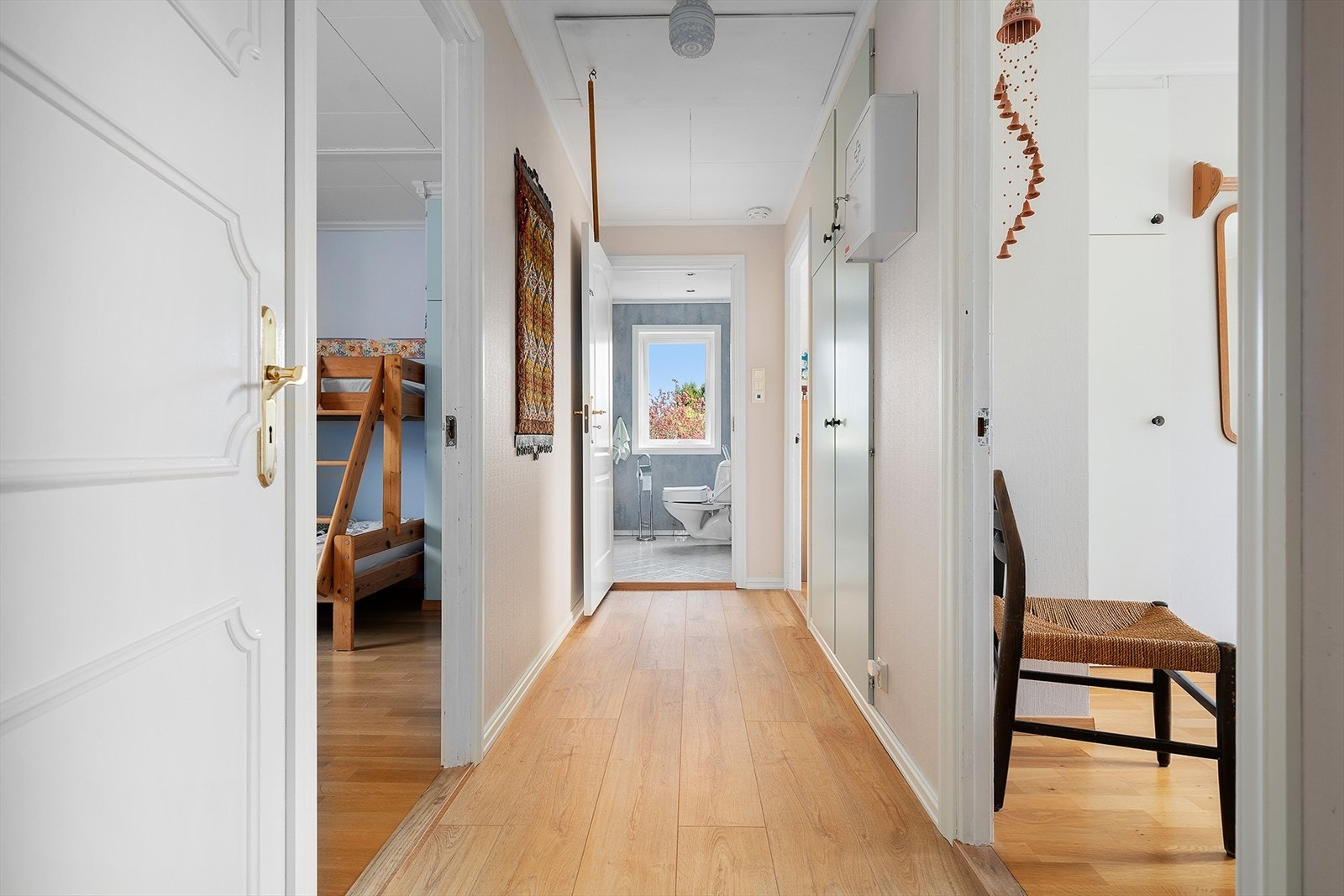 Gangen i soveromsavdelingen forbinder rommene med bad og et separat toalettrom. Galleribilde