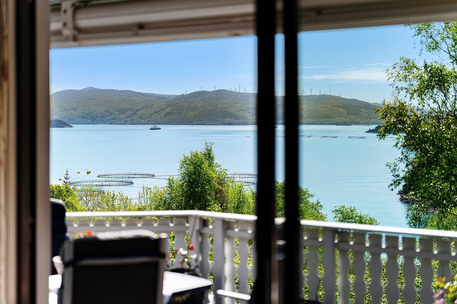 Utsikten kan nytes fra flere av boligens rom og uteplasser, som her fra terrassen i første etasje. Galleribilde