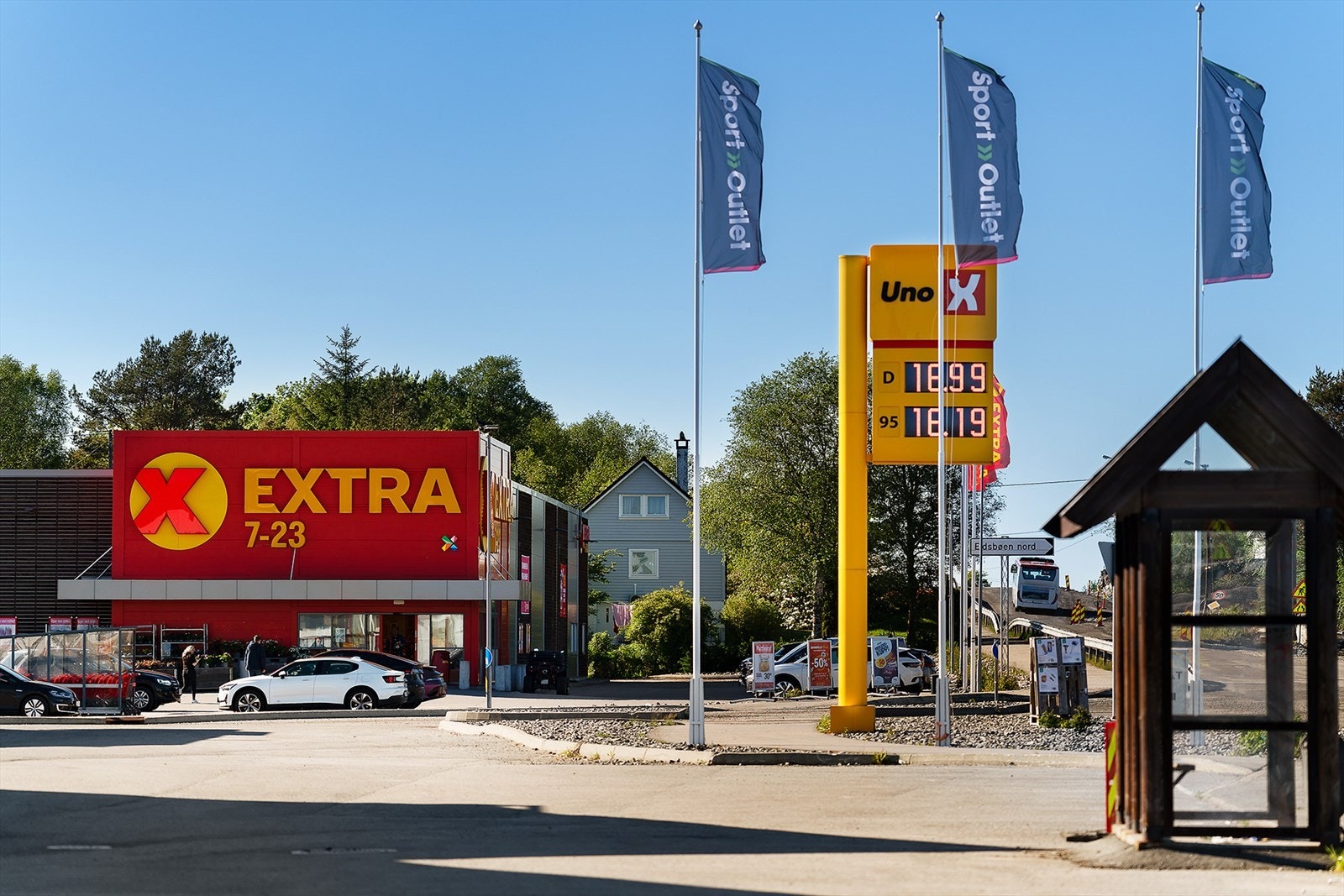 Coop Extra i Storebø er en av flere dagligvarebutikker i nærheten, ca. 7 minutters kjøring fra eiendommen. Galleribilde