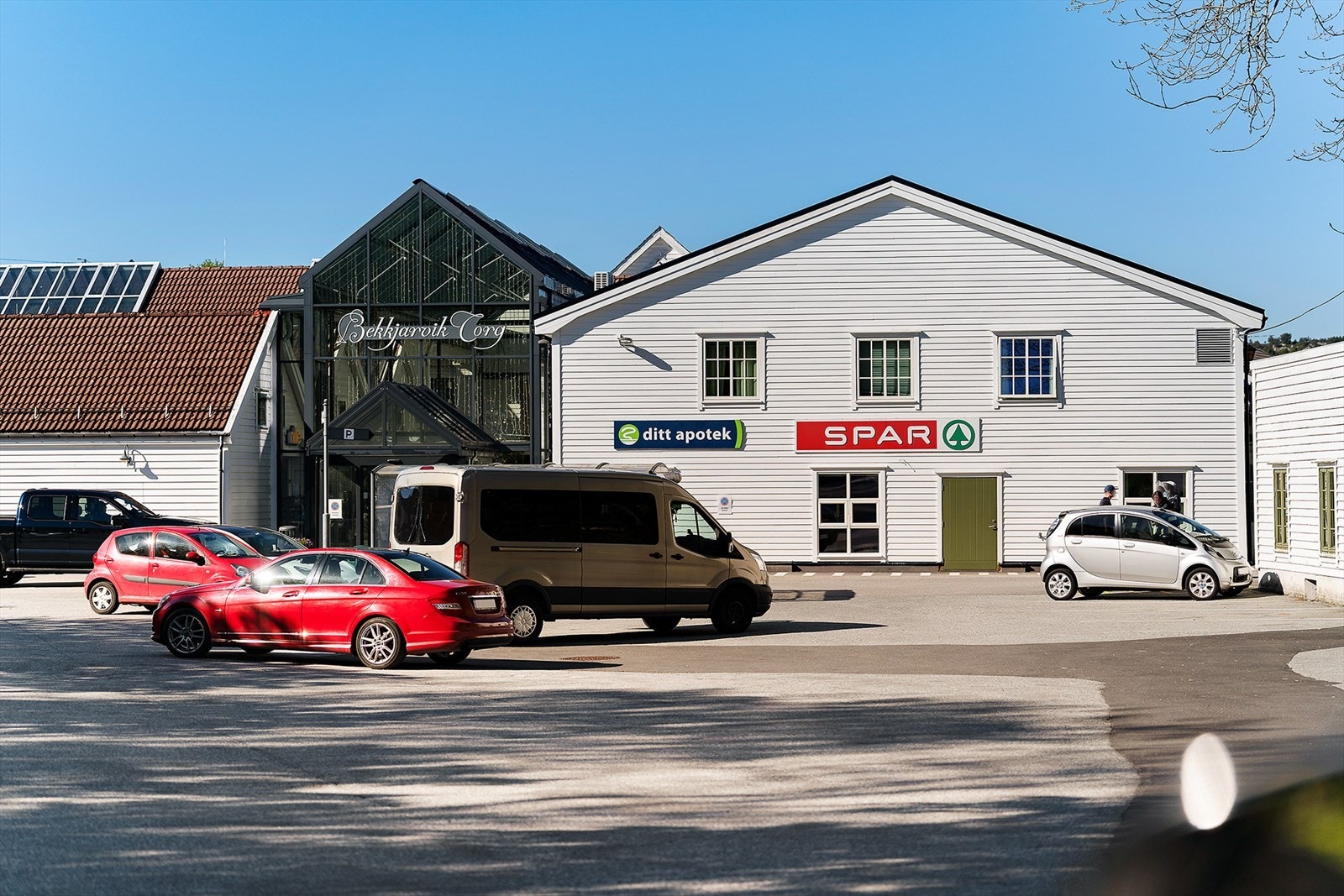 Dagligvarehandel og andre servicetilbud finnes i Storebø, en kjøretur på under ti minutter unna. Galleribilde