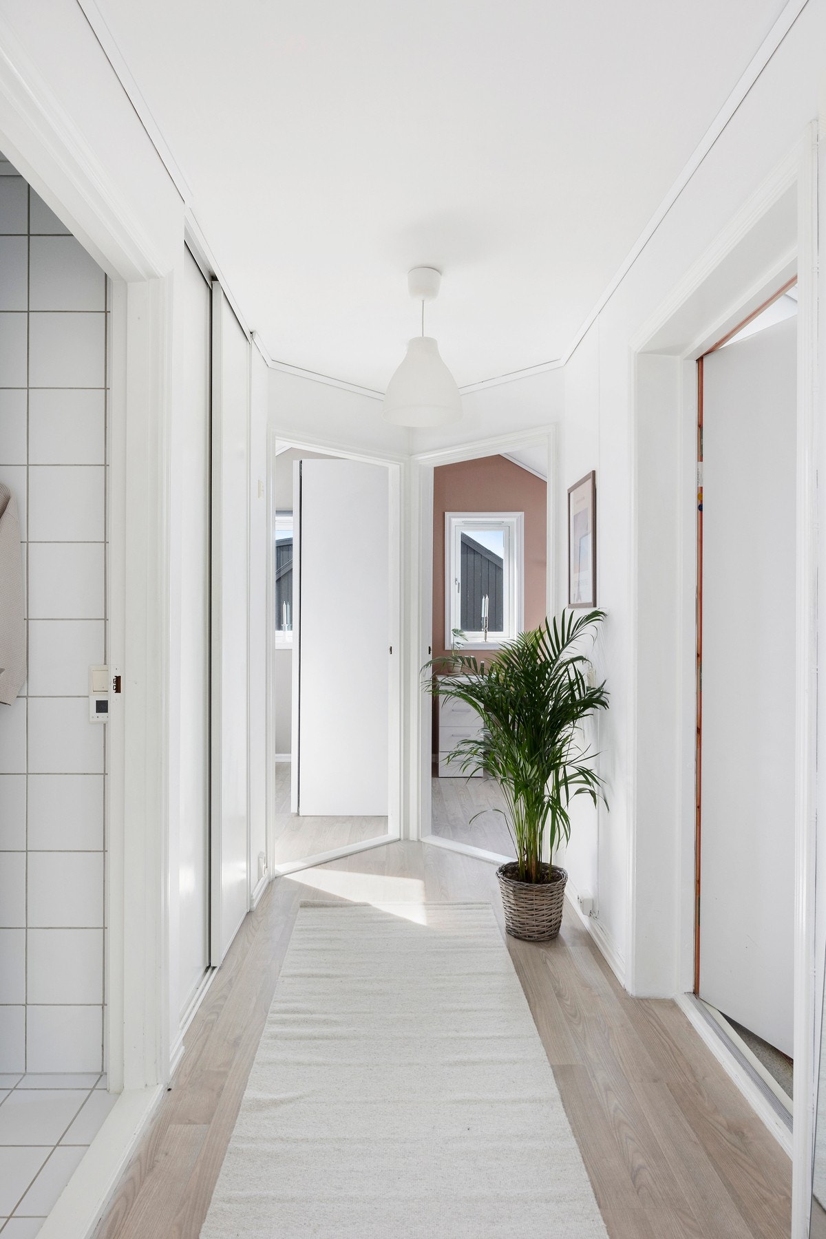 Leiligheten har en gjennomtenkt planløsning hvor begge soverommene er samlet i samme del av boligen, noe som gir en tydelig adskillelse mellom sove- og oppholdsarealer. Galleribilde
