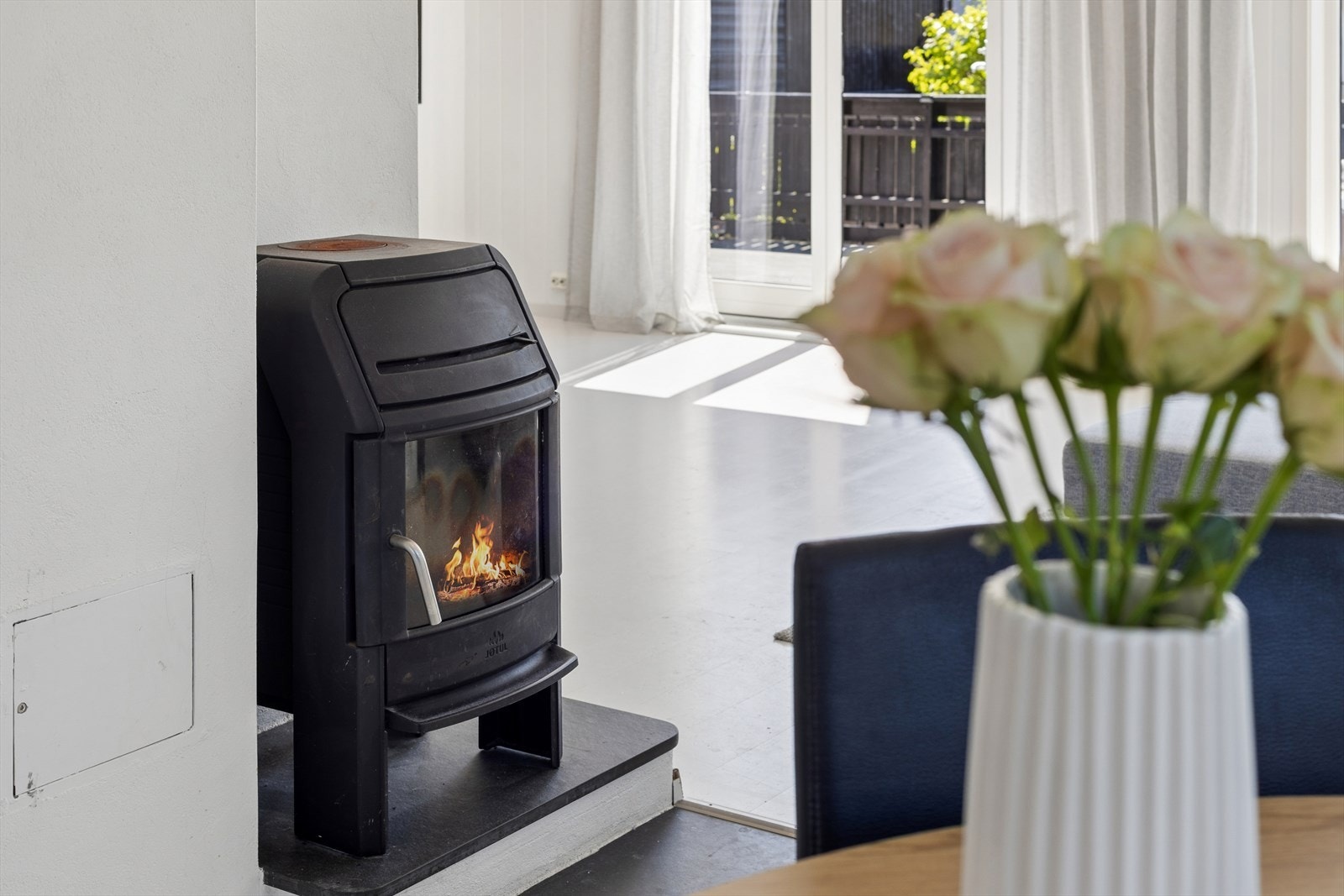 En vedovn sørger for både varme og hygge på kalde dager. Galleribilde