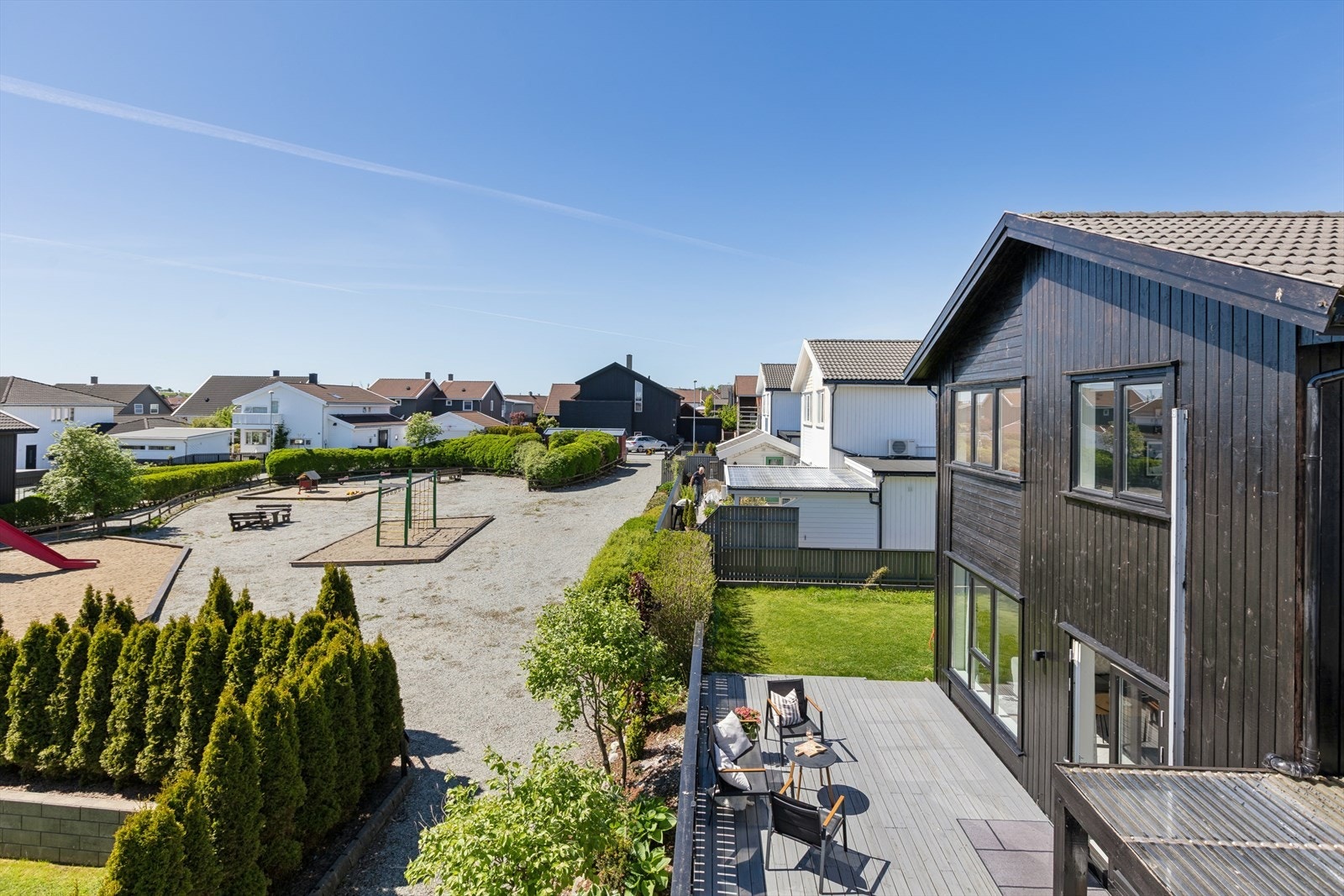 Boligen ligger i et etablert og barnevennlig boligområde. Lekeplass like ved. Galleribilde