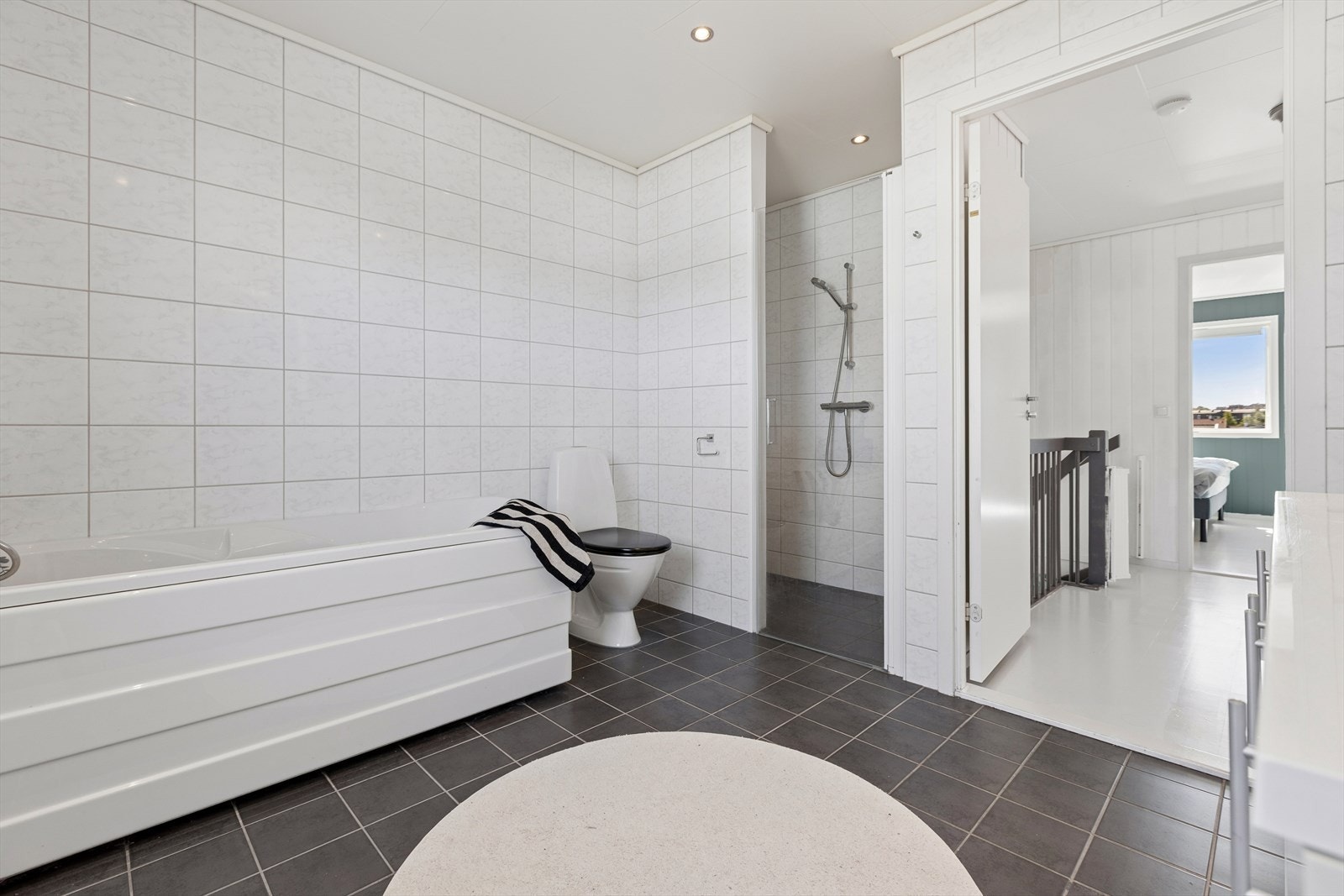 Videre er badet utstyrt med gulvmontert toalett og dusjvegger/hjørne, samt gulvvarme. Balansert ventilasjon. TG3 i rapporten. Galleribilde