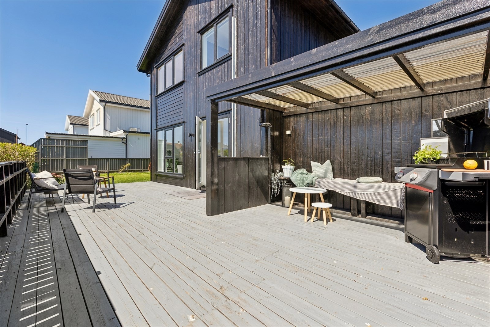 En overbygd del av terrassen gir ly for vær og vind, og utvider brukstiden. Galleribilde