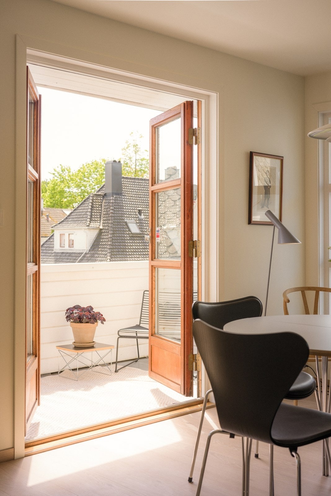 Fra stuen er det utgang til en herlig balkong kortside mot øst og vest, og langside mot sør. Galleribilde