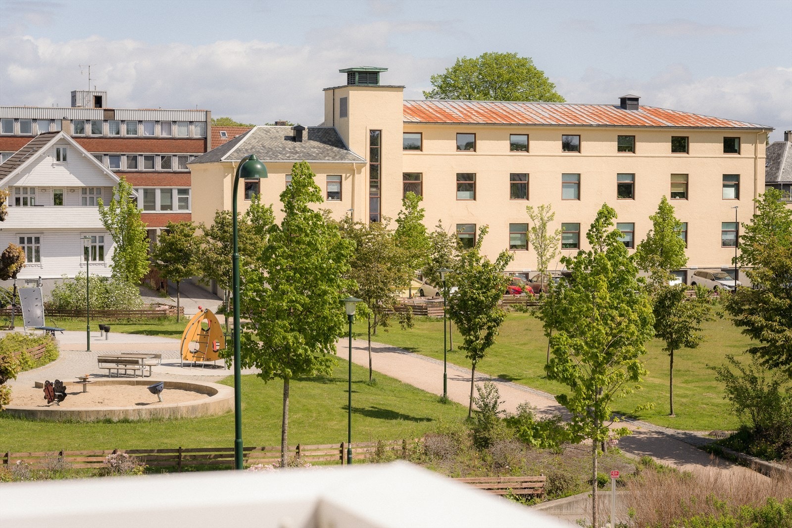 Fra balkongen er det utsikt til det fine nærområdet og grøntarealer. Galleribilde