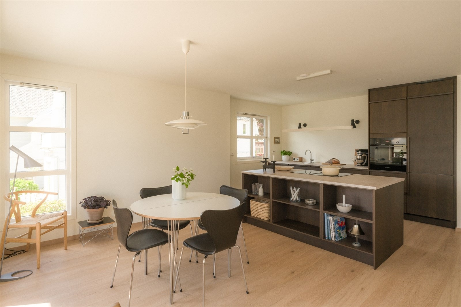 Det er enstavs laminat på gulv, listfri overgang fra vegg til tak, og slette vegger. Galleribilde