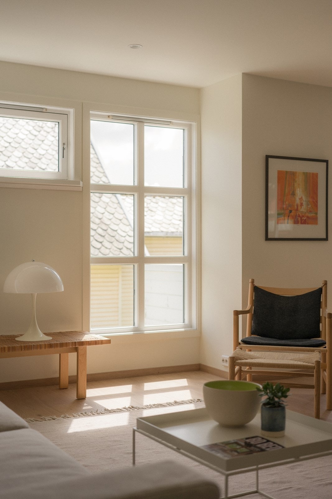 Store vindusflater sørger for rikelig med naturlig lys. Galleribilde