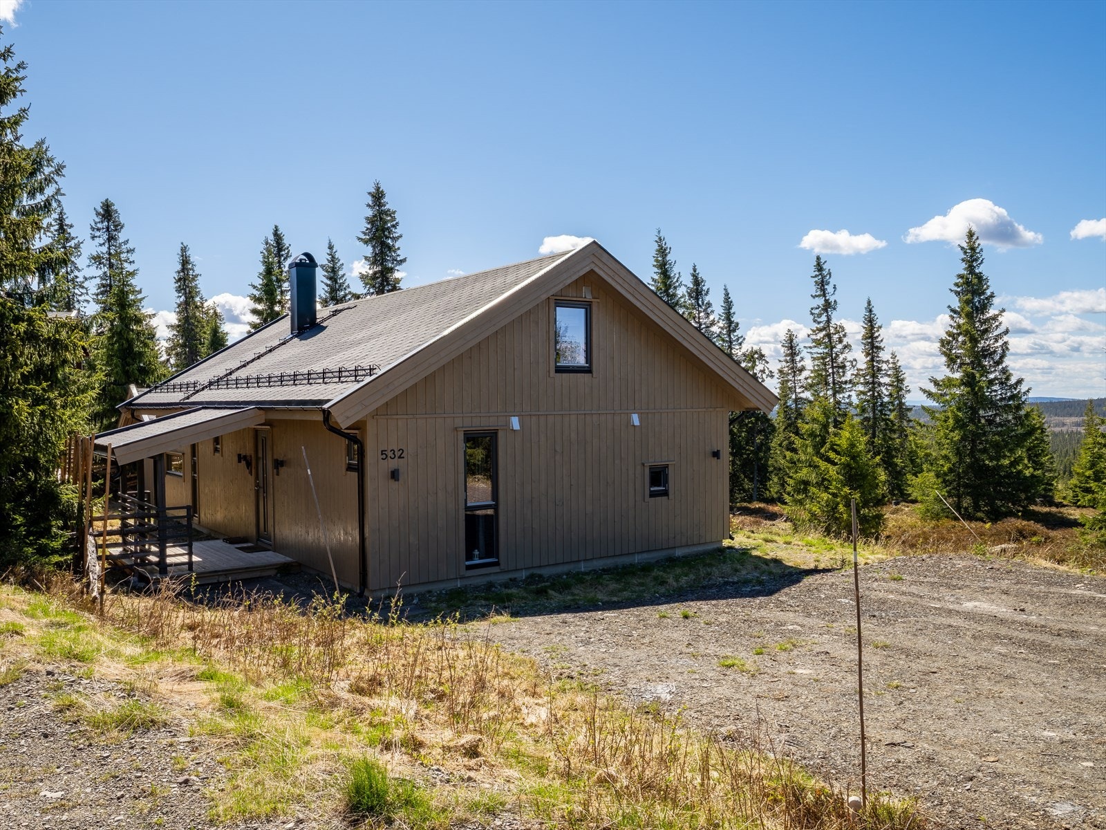 Hytta ligger fint til på Bjønnåsen like ved "Persbu" i Ringsaker fjellet ca.20 km nord for bommen på Brumund sag. Galleribilde