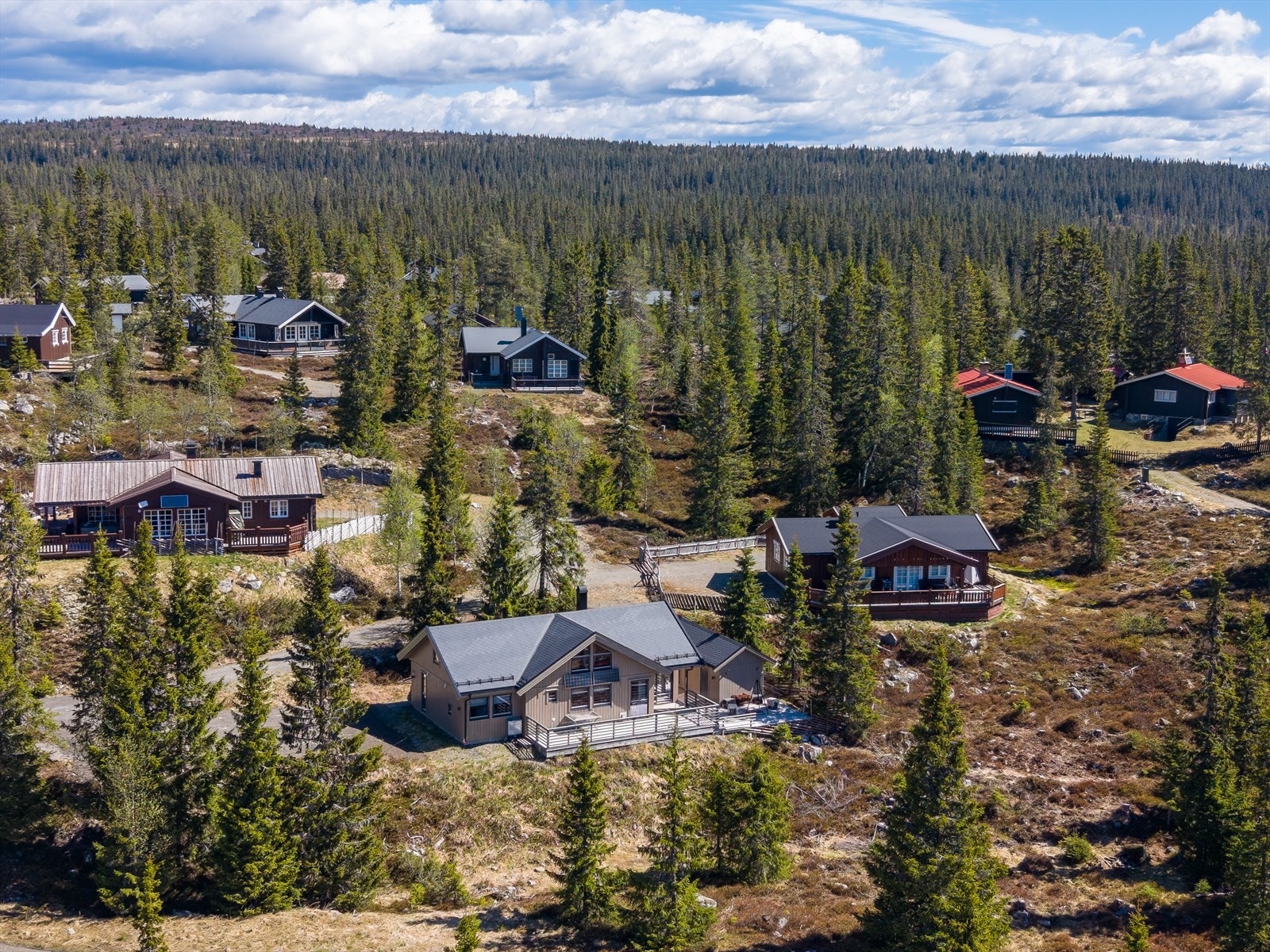 Dette er en flott hytte fra 2020 på populære Bjønnåsen, med gode solforhold og naturskjønne omgivelser rett utenfor døren. Galleribilde