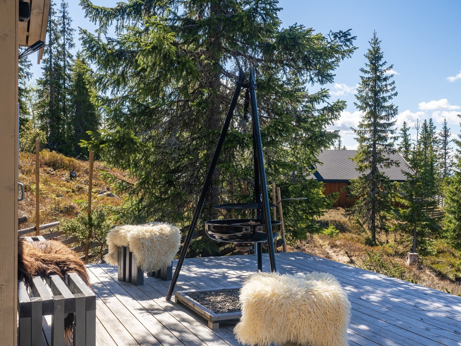 Her er det rikelig med plass til utemøbler og bålpanne. Galleribilde