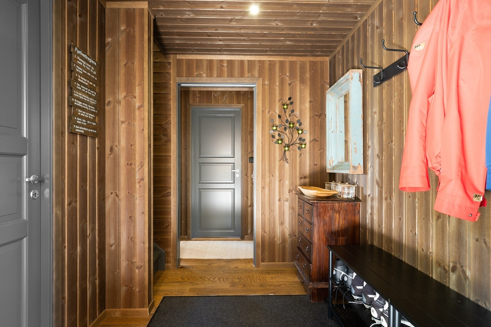 Entreen er lys og praktisk og gir et godt førsteinntrykk av hytta. Galleribilde