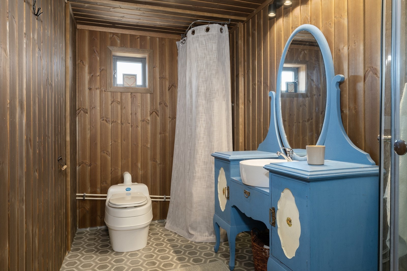 Vanntanken med manuell påfylling og vannvarmeren er installert på badet. Galleribilde