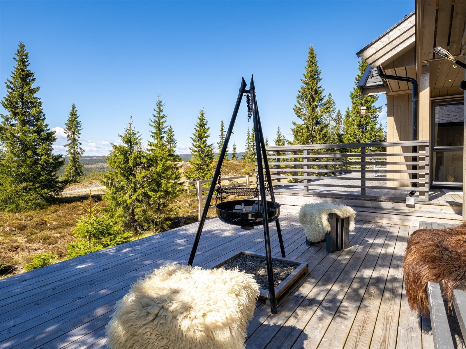 Fra stuen er det utgang til en romslig terrasse mot sydvest, hvor man kan nyte utsikten og solen i rolige omgivelser. Galleribilde