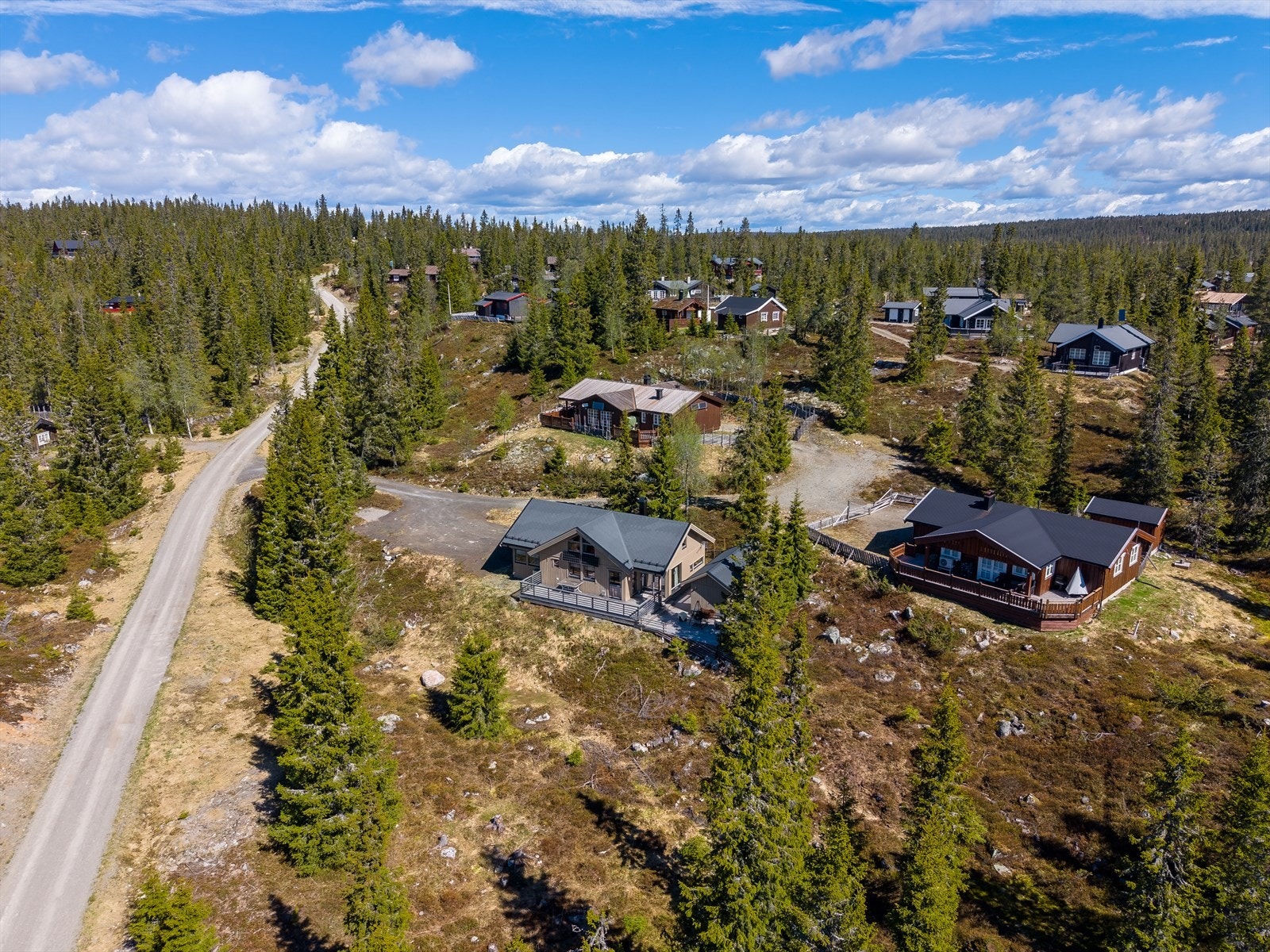 Hytta ligger ca. 33 km fra Brumunddal der du finner alt av butikker og servicefasiliteter. Galleribilde