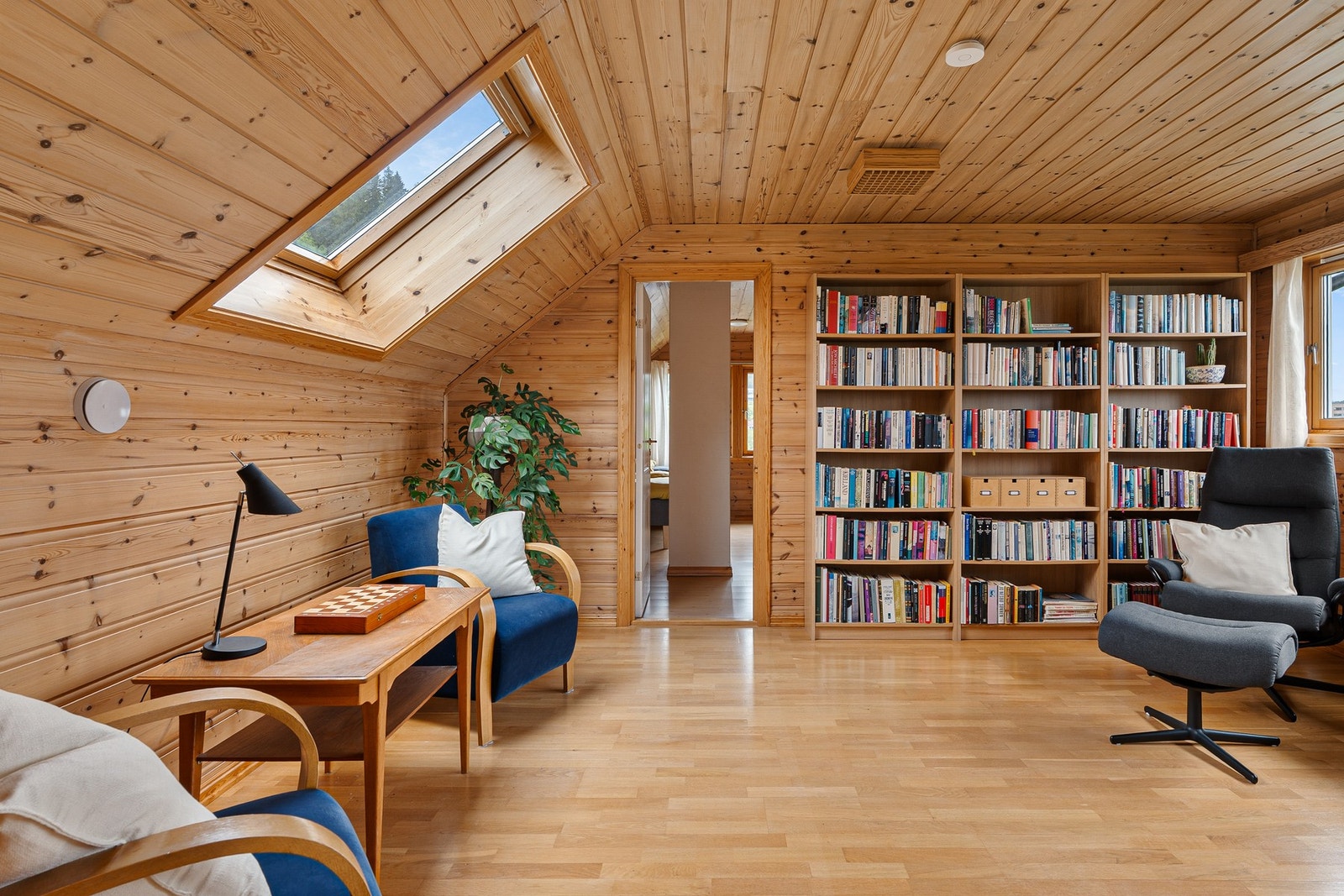 På loftet har man bokhyller og sittegrupper for lesing og avslapning. Samt 2 soverom på hhv. 17 og 16 kvm. Dette rommet fungerer også som en loft stue på 18,5 kvm. Galleribilde