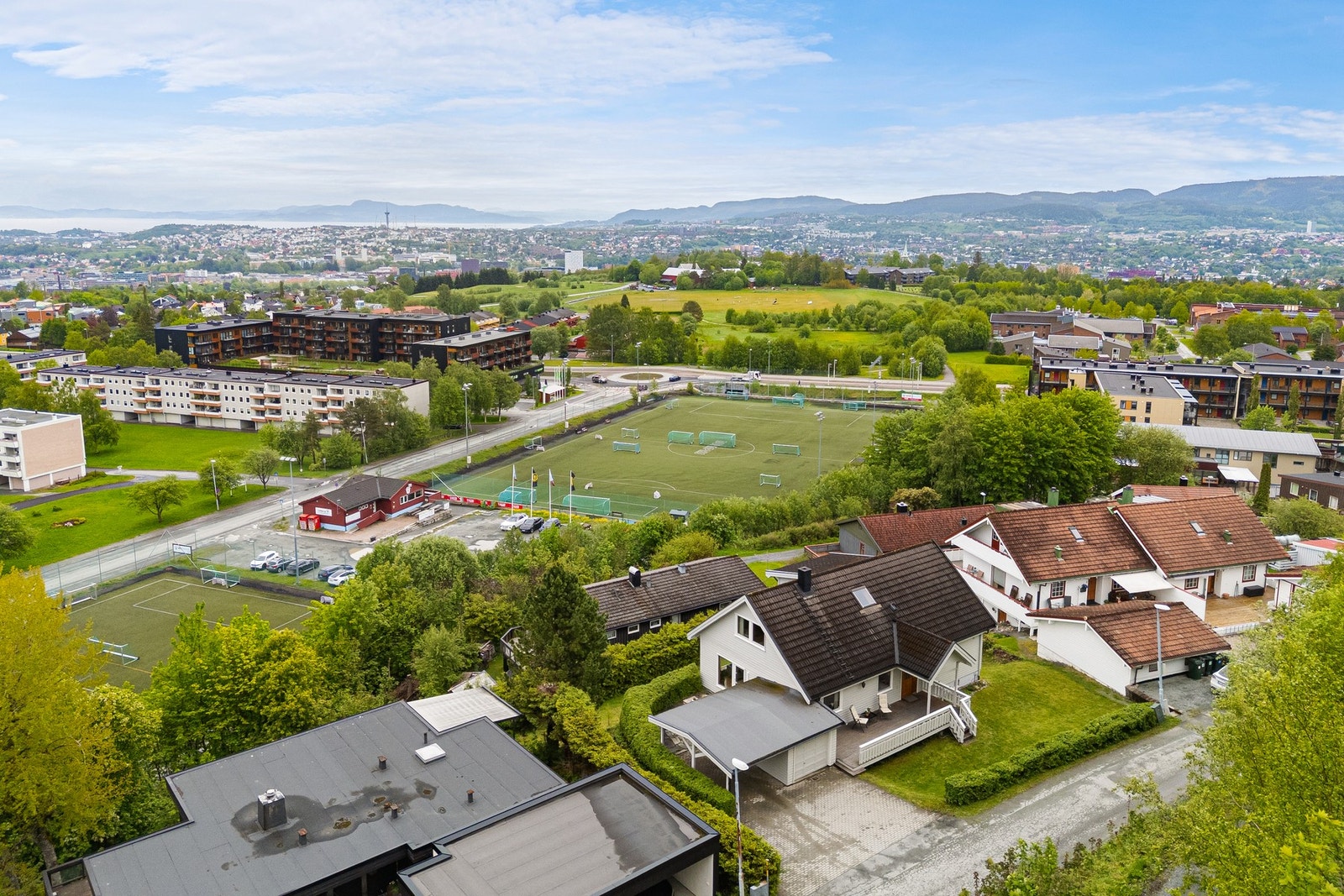 Eiendommen har en strålende beliggenhet på Munkvoll, kun et par minutters gange fra markagrensa. Galleribilde