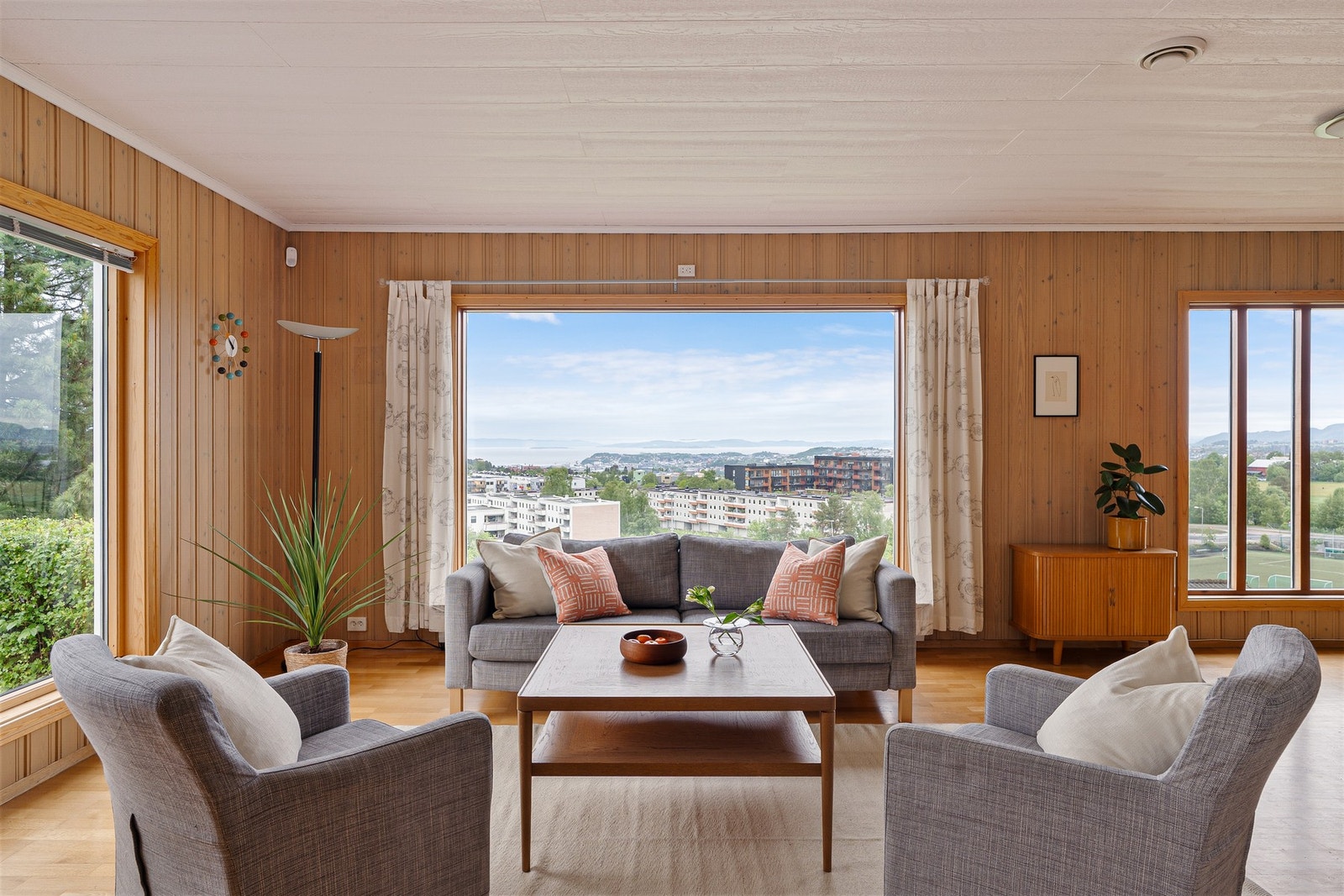 Fra stuen har man nydelig utsikt mot fjorden og byen. Galleribilde