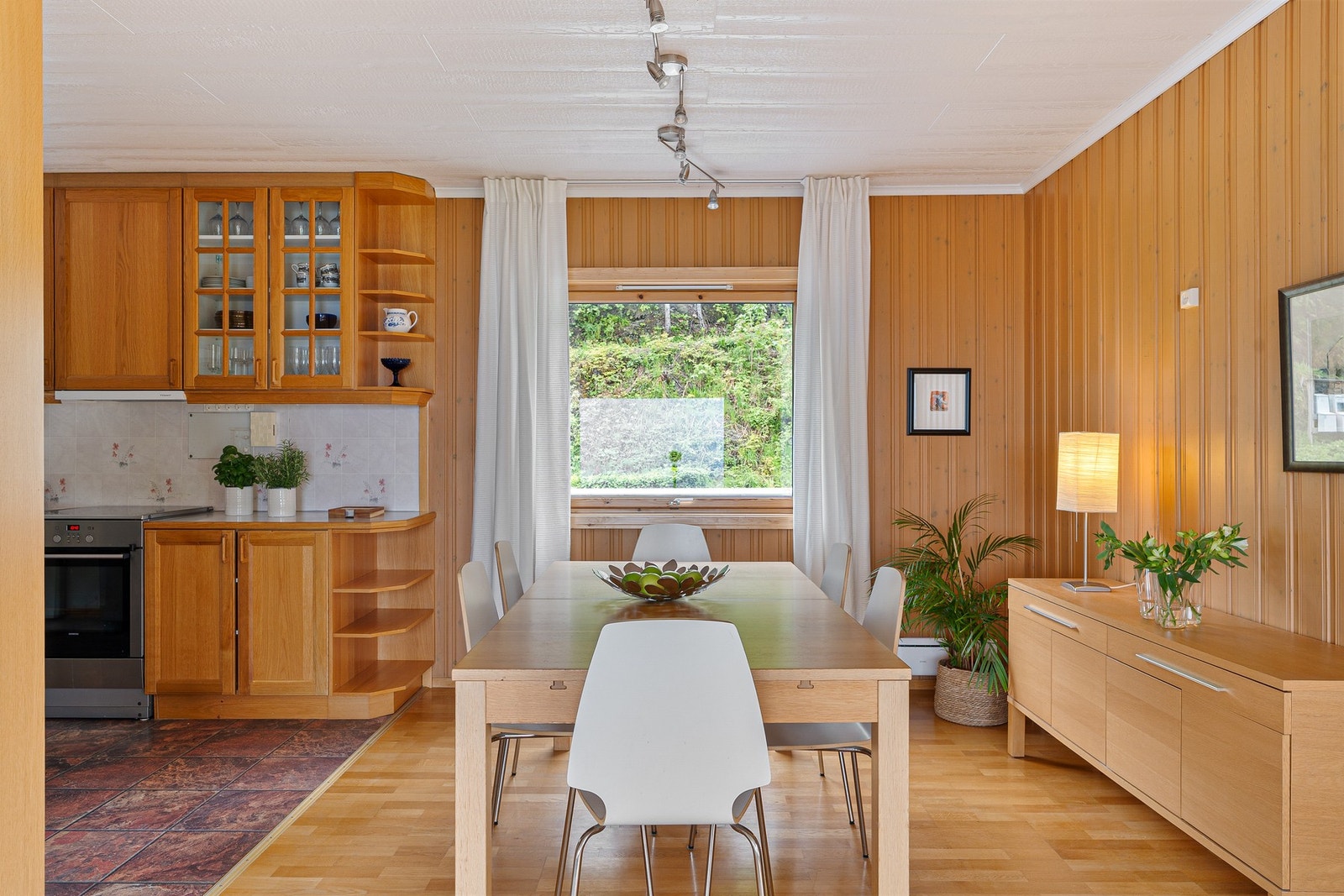Det er plass til spisegruppe i mellom kjøkkenet og stuen i egen sone. Galleribilde