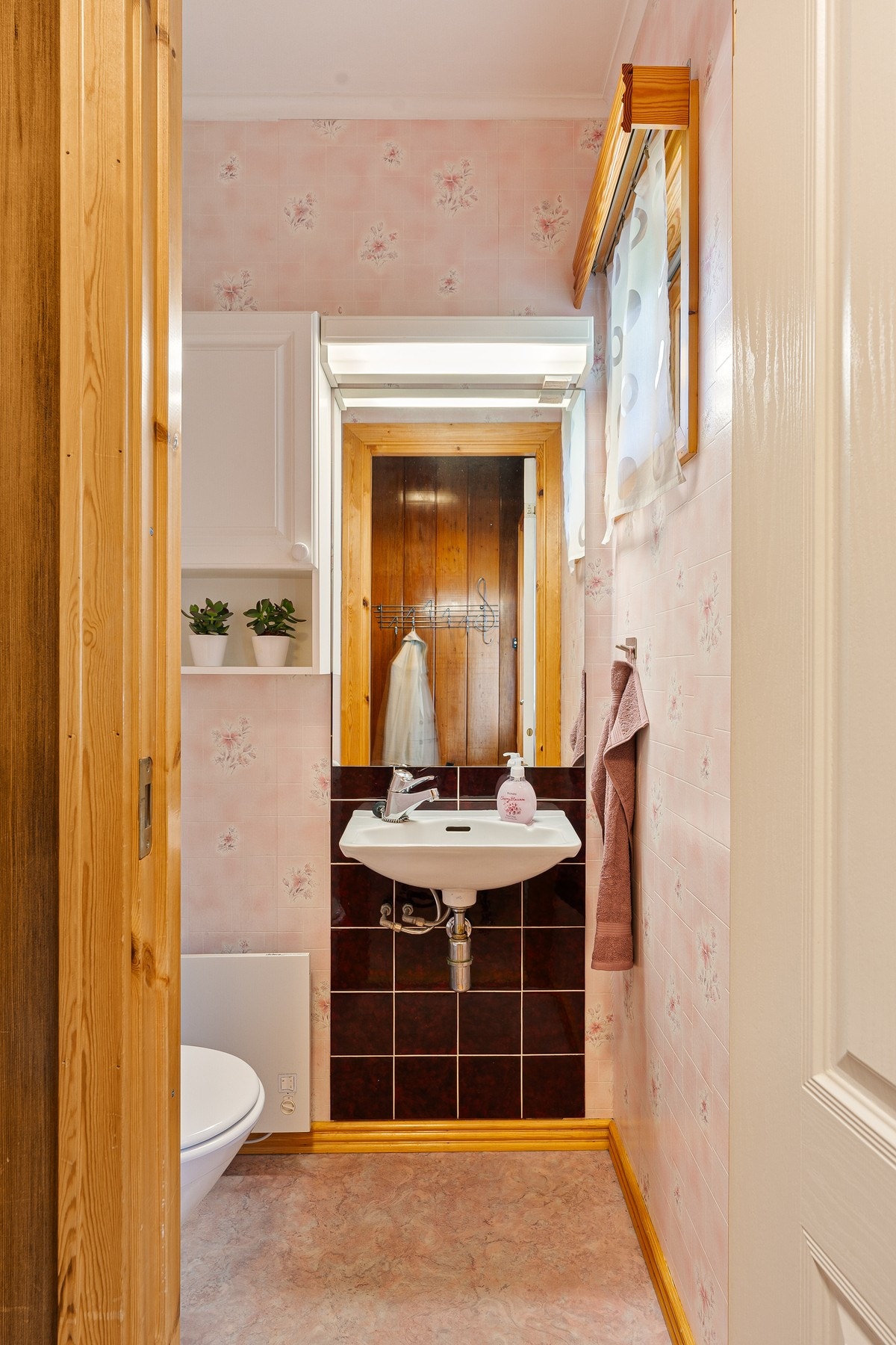 Ved inngangspartiet og vegg i vegg med badet finnes separat toalettrom. Galleribilde