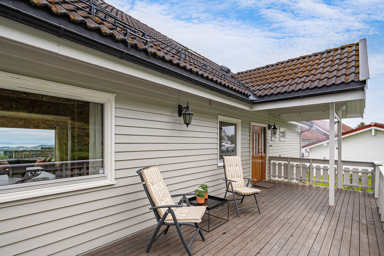 På fremsiden av huset ved inngangspartiet har man sol fra 11-tiden til 18-19. Galleribilde