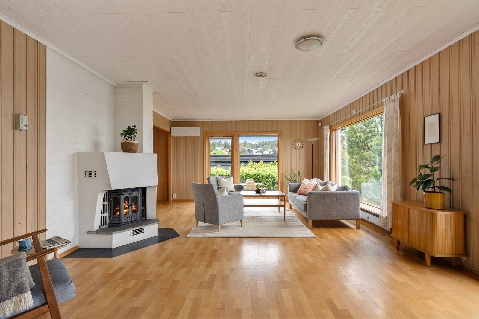 Huset har generelt godt med vindusflater som sørger for rikelig med lysinnslipp. Stående trepanel på vegg og parkett på gulv er gjennomgående for 1.etasjen. Galleribilde