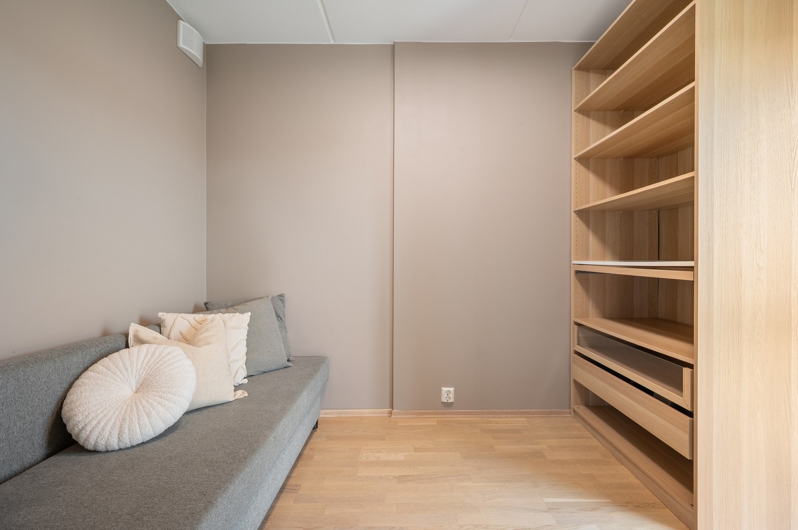 Også her har du plass til seng av god størrelse og en ønskelig innredning. I dag er soverommet innredet med sovesofa og garderobeskap. Galleribilde
