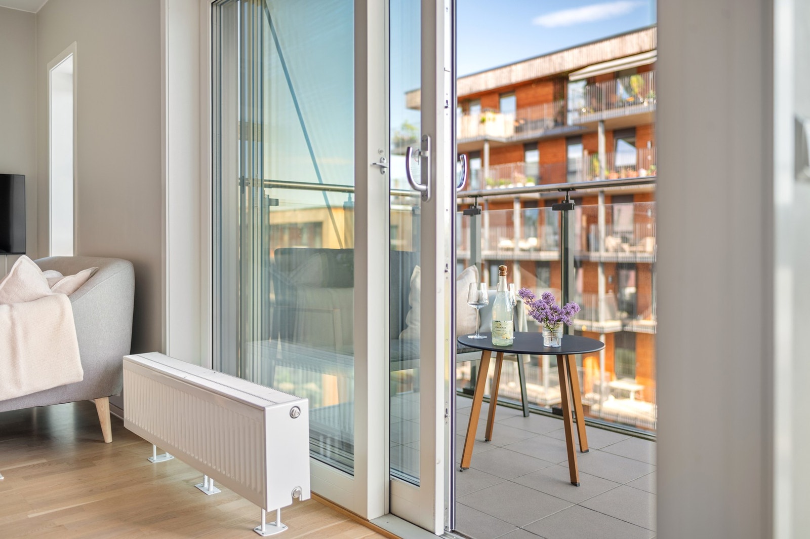 Boligen er oppført i 2017, og nyter med det svært godt av moderne fasiliteter som fjernvarme og balansert ventilasjon. Galleribilde