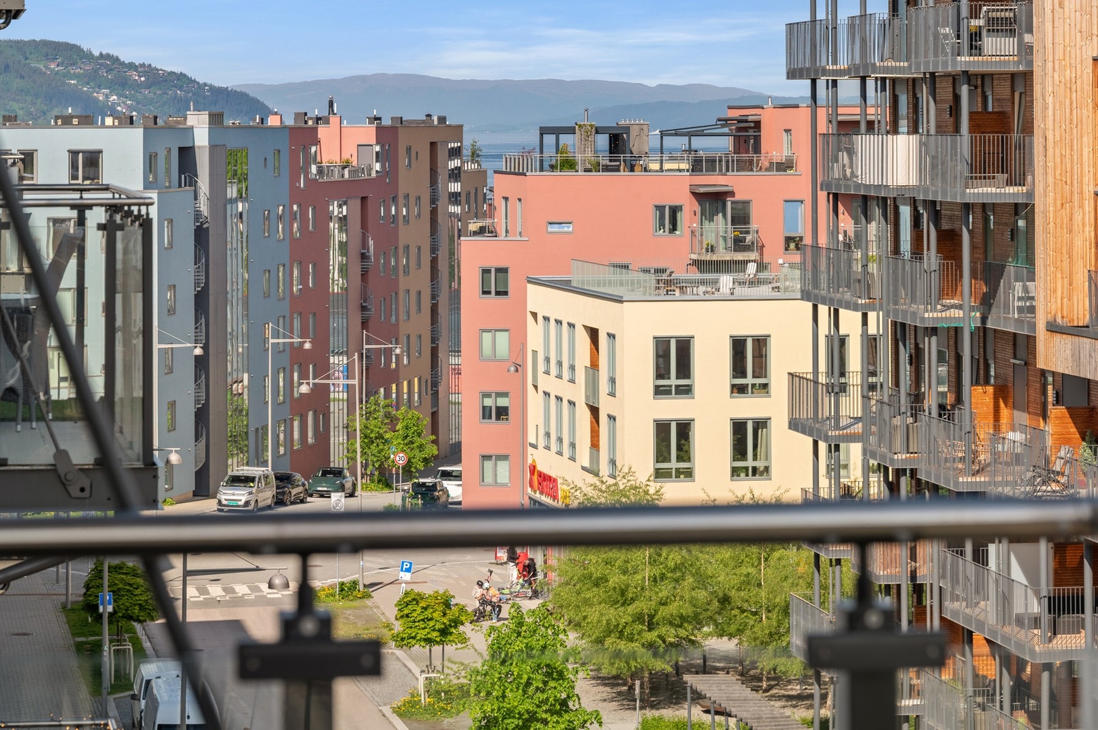 Balkongen rommer 5,4 kvm og har god plass til utemøblement. På Lilleby bor du med umiddelbar nærhet til "alt" av servicefasiliteter. Galleribilde