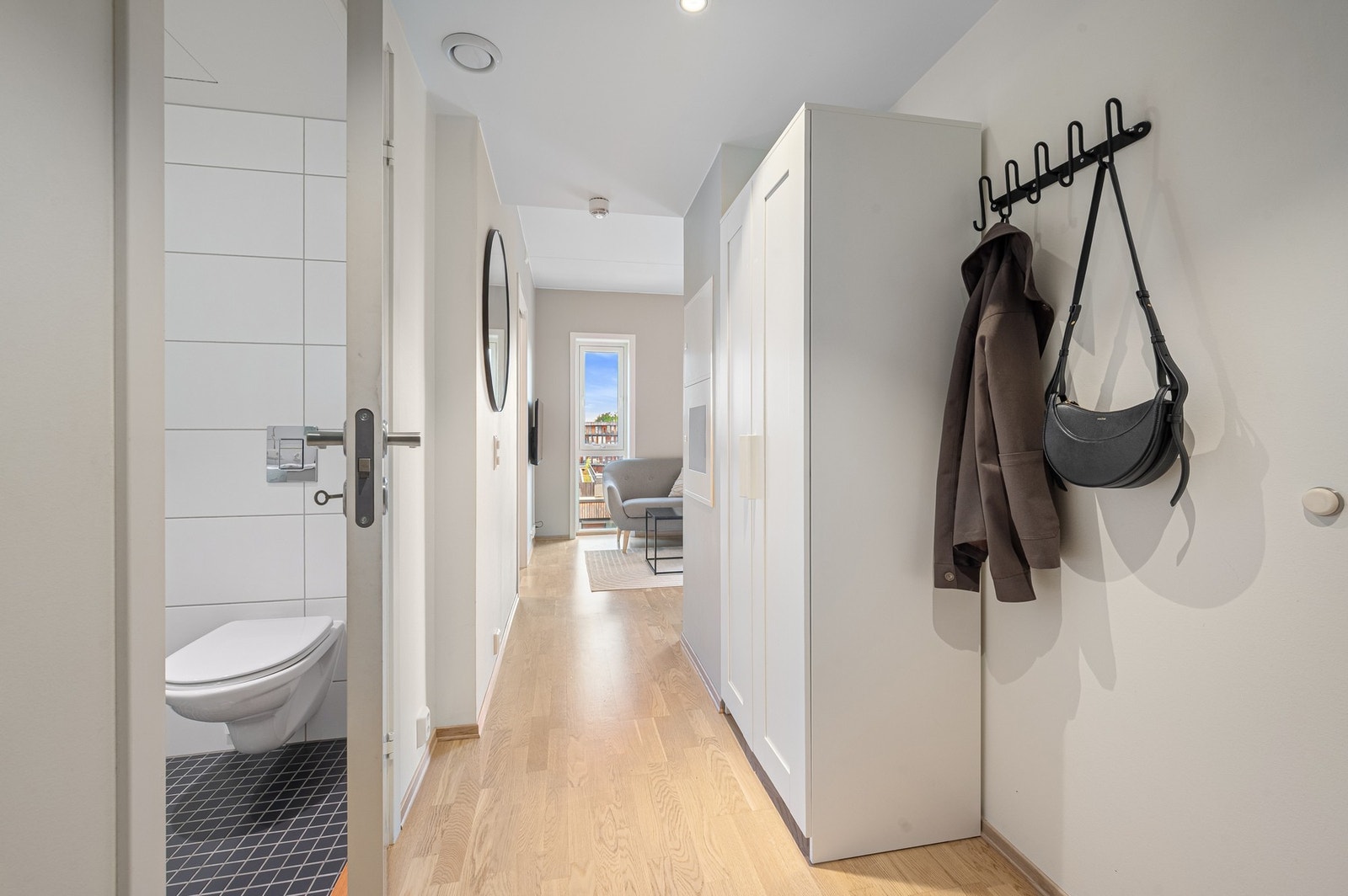 Når du kommer inn i leiligheten har du badet til venstre. Badet er i likhet med resten av leiligheten svært godt vedlikeholdt! Galleribilde