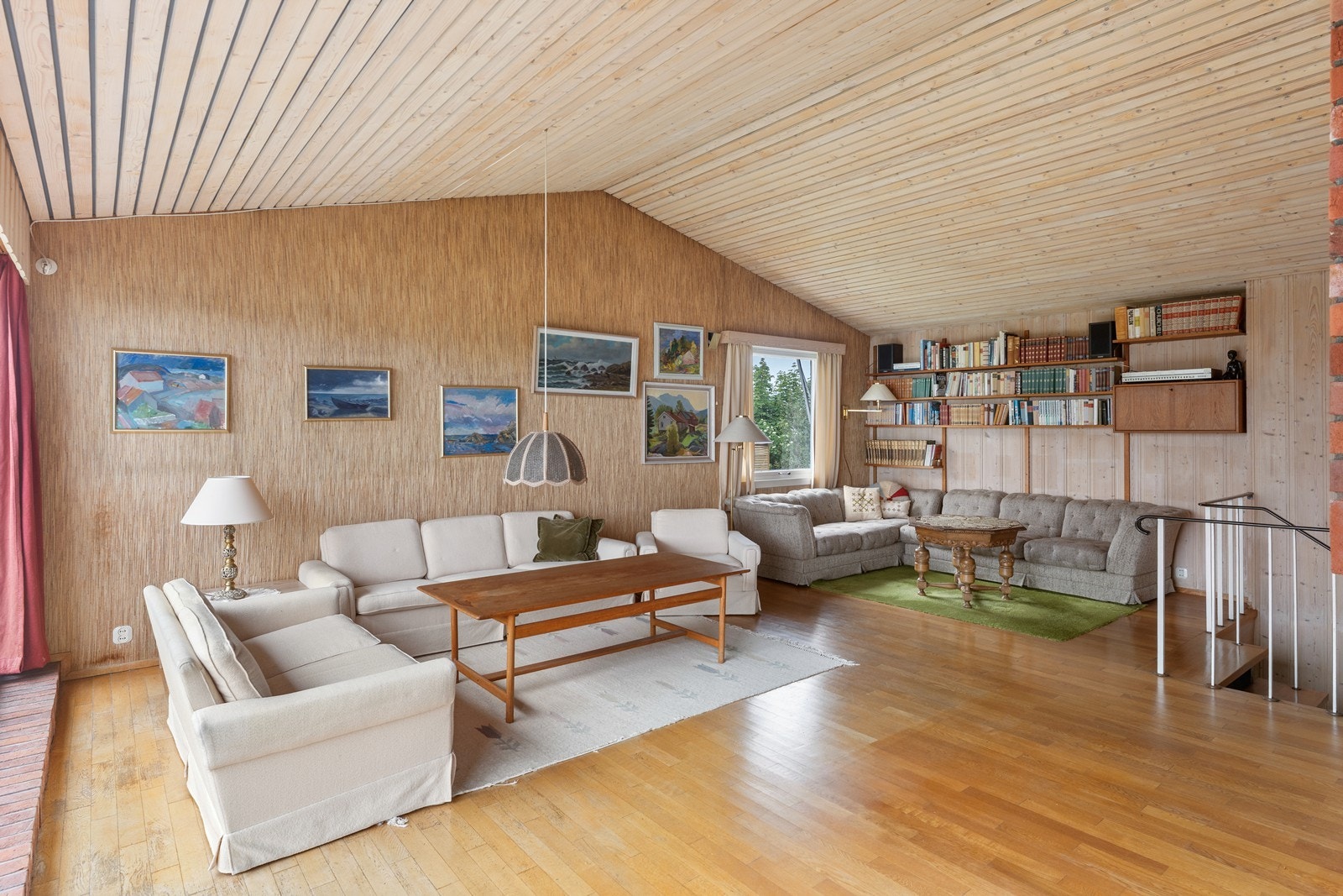 Stuen er lys og luftig med god takhøyde. Galleribilde