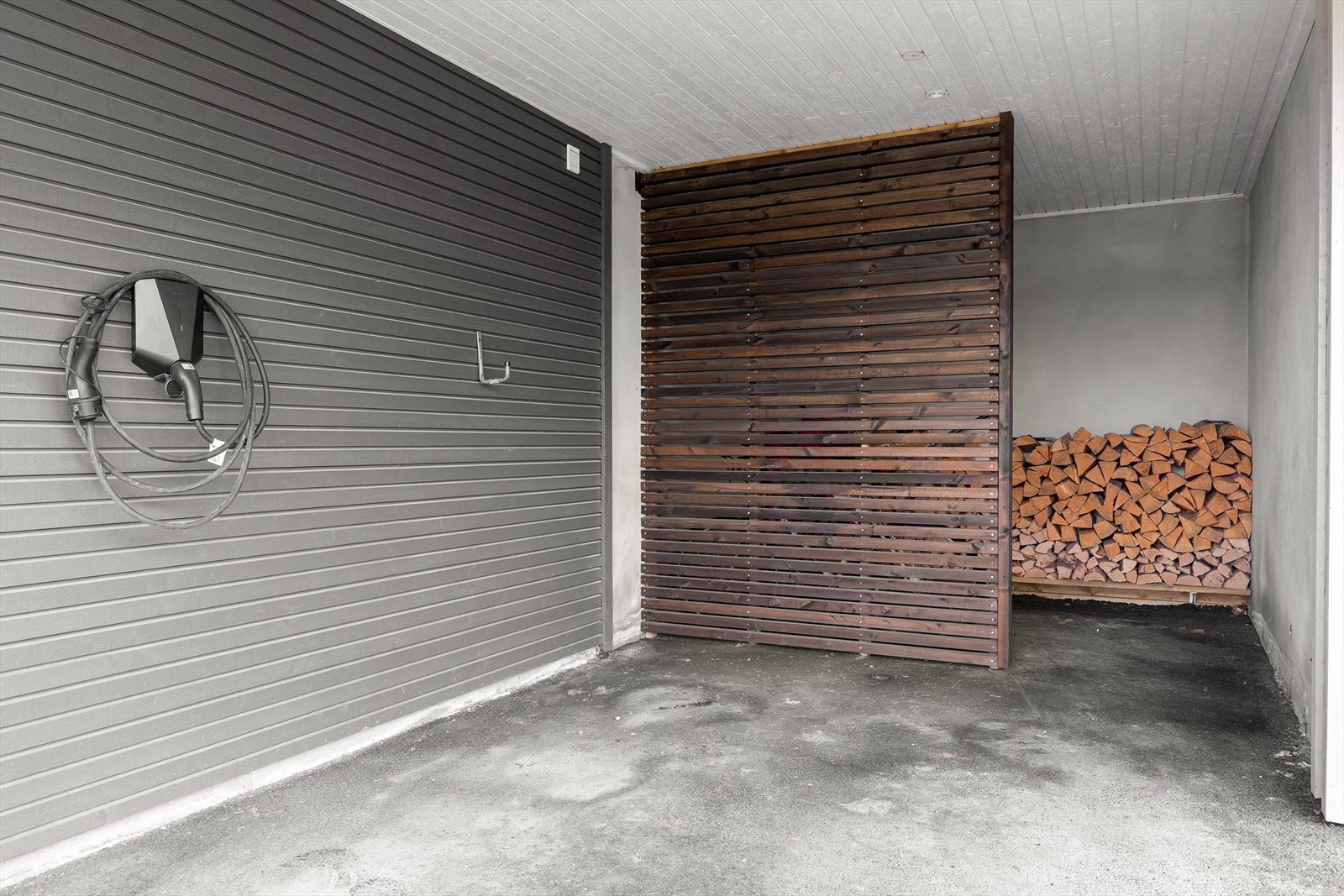 Parkering i både garasje og carport med elbil-lader Galleribilde