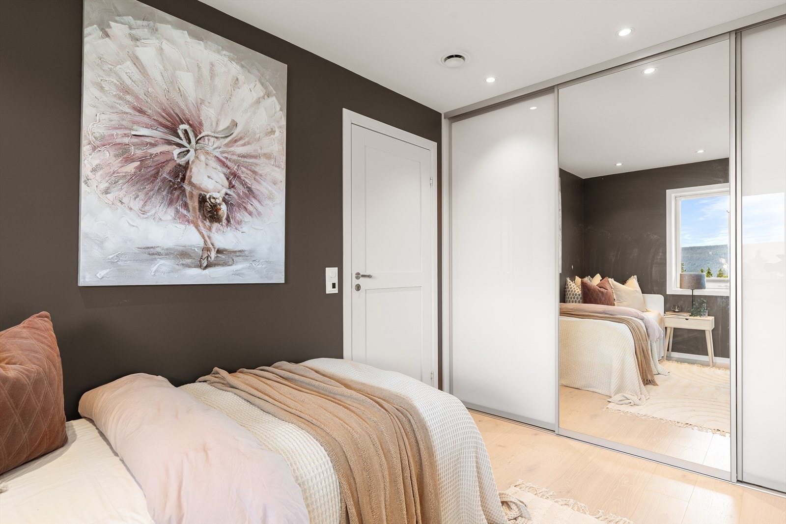 Plass for seng og garderobeskap Galleribilde