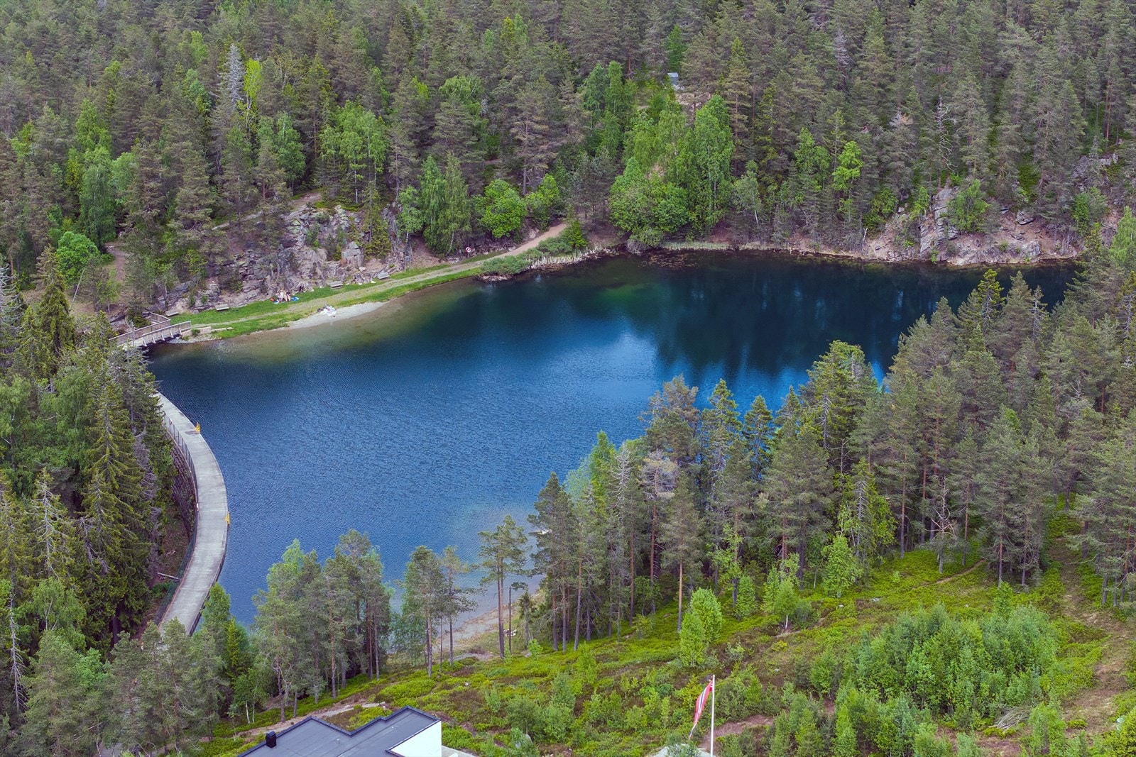 Nærhet til Inntakern som er en populær badeplass på sommerstid Galleribilde