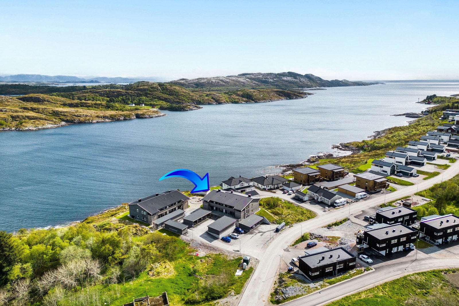 Boligen ligger ca 2,7 km sørvest for Rørvik sentrum i Nærøysund kommune. Galleribilde